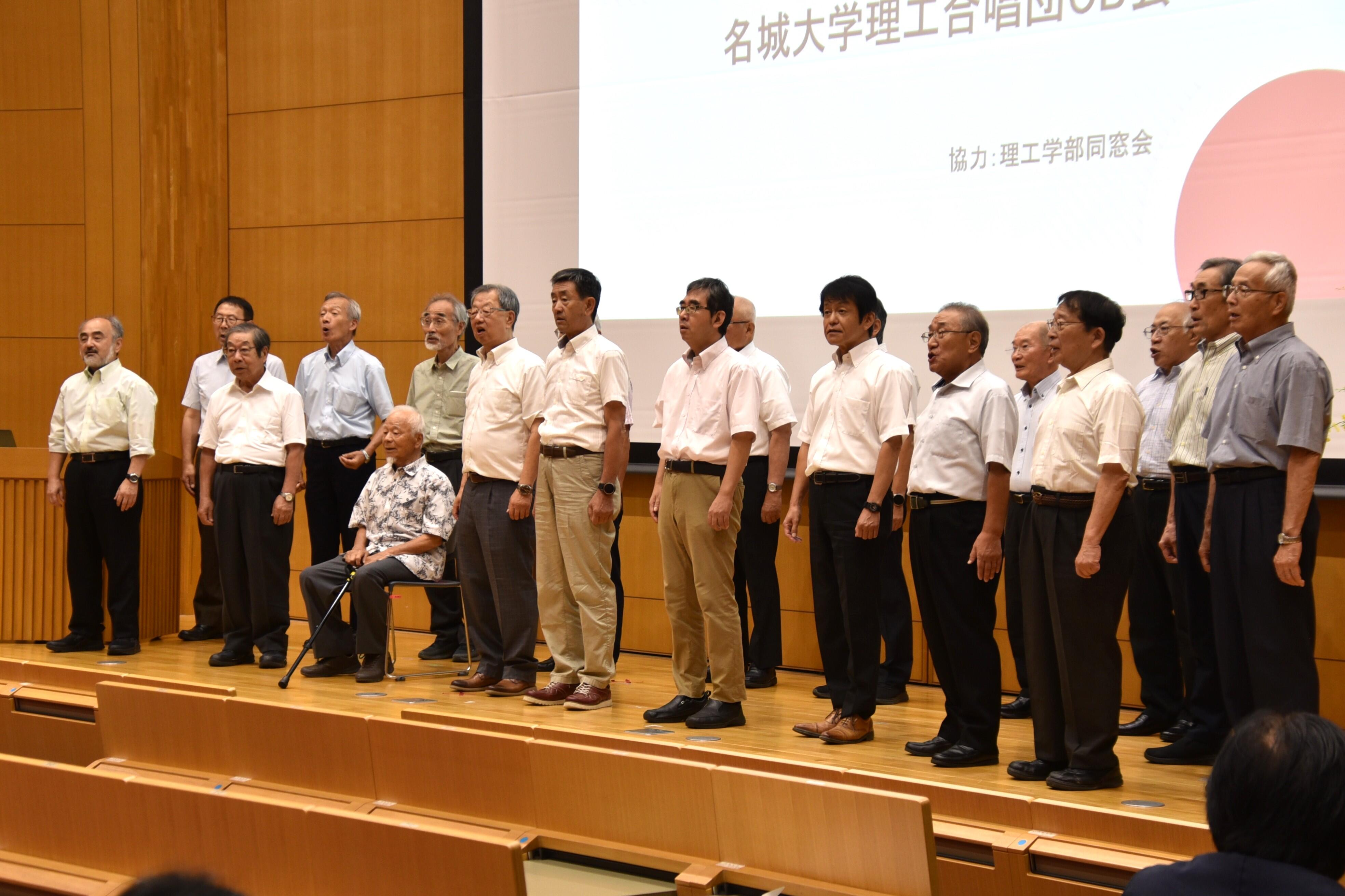 アカペラで学歌を披露する理工合唱団OB会の皆さん