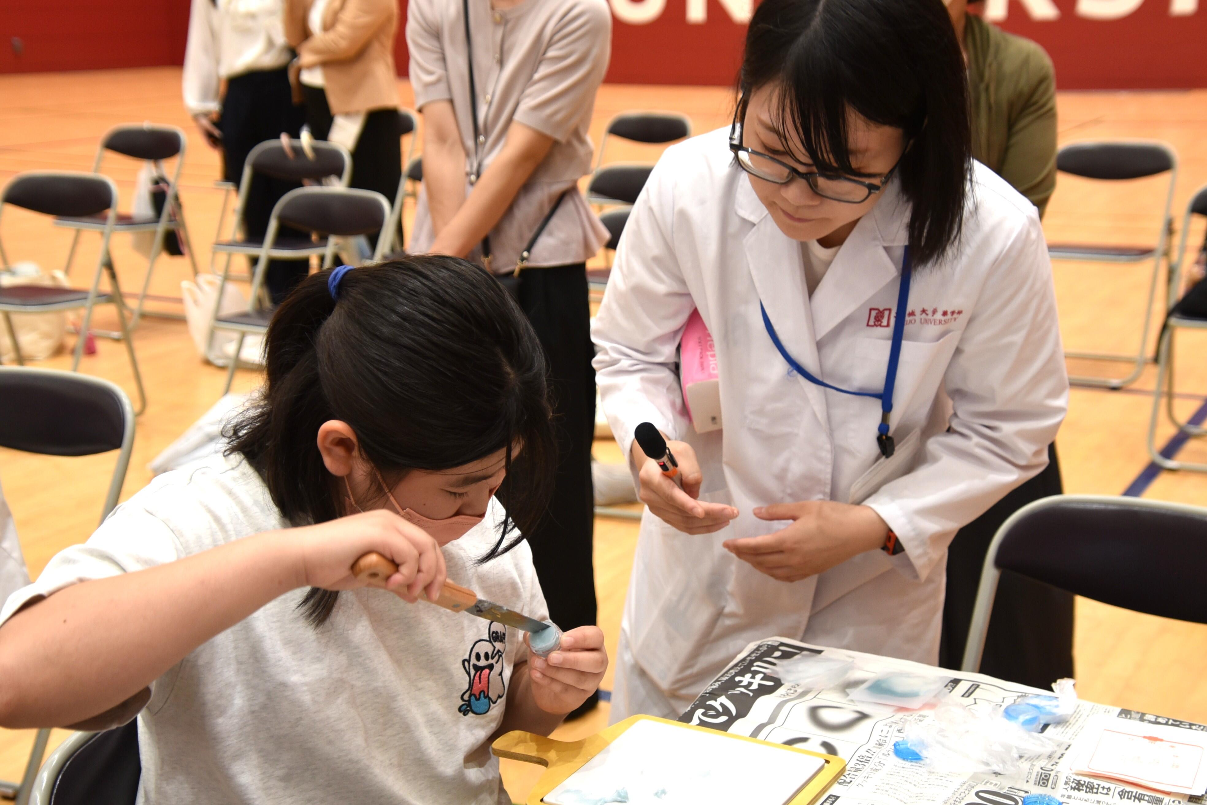薬学部の軟膏調剤体験