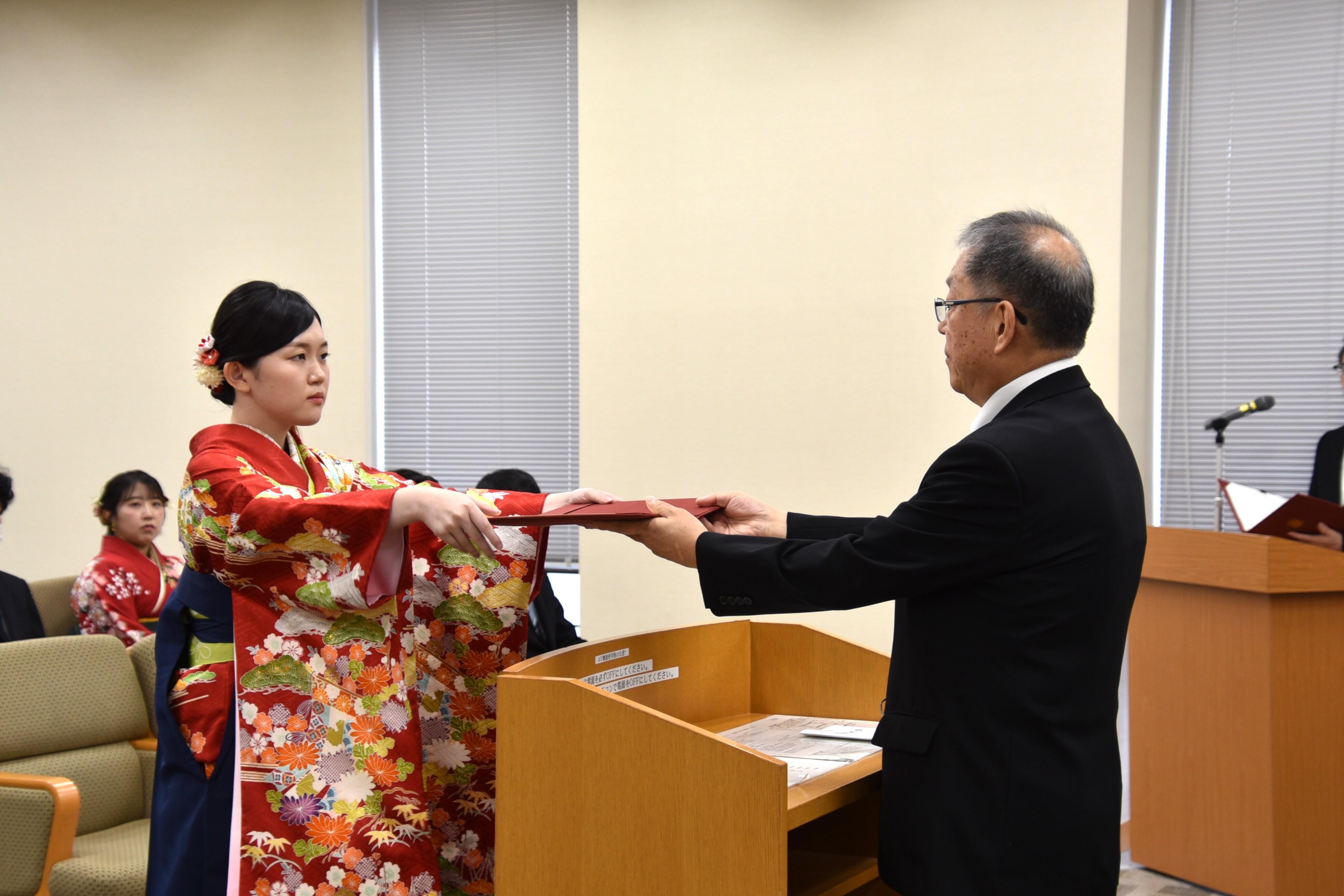 学位記を受け取る山田美沙さん（経済学部）