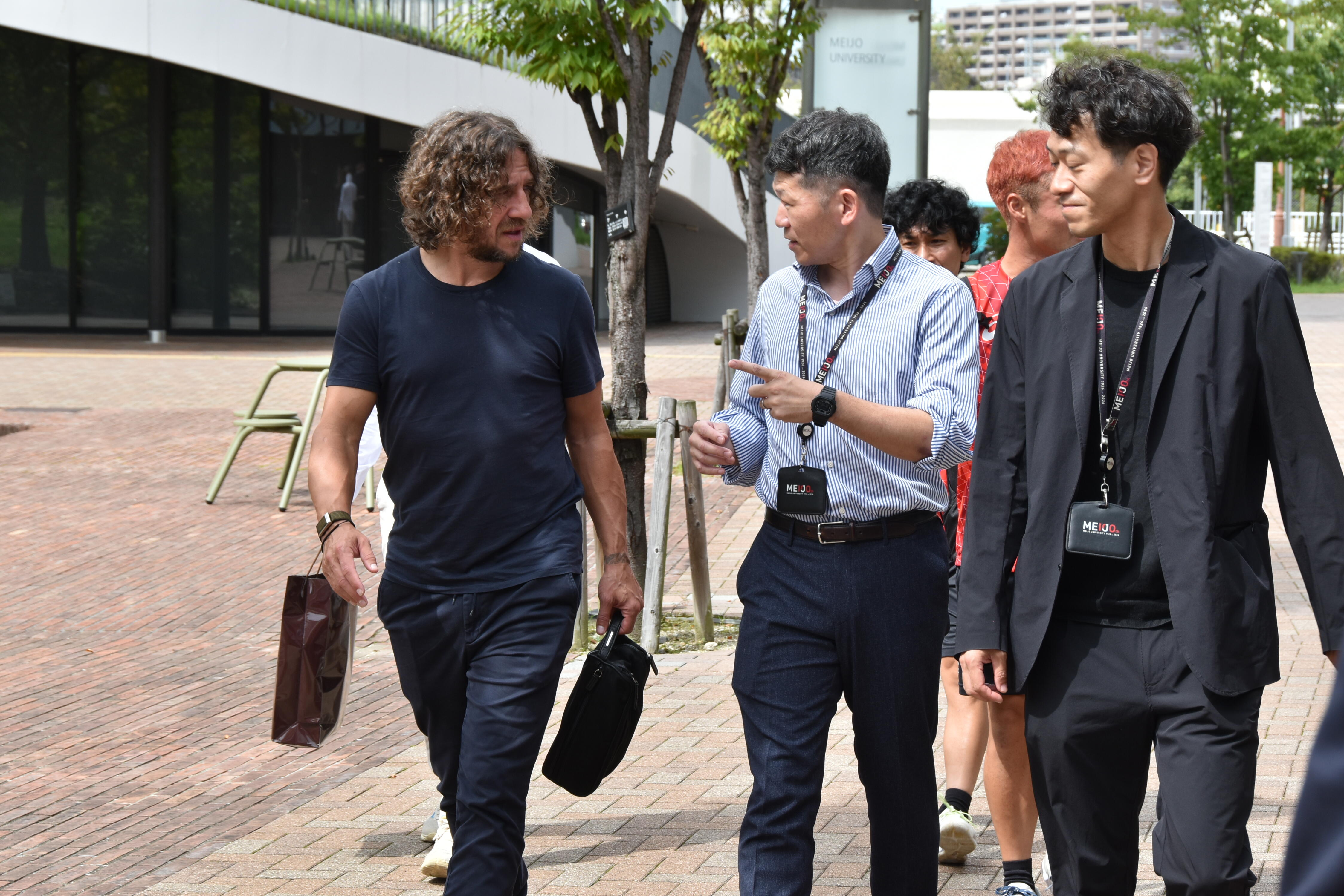 名城大学国際化推進センター菱田圭祐課長がナゴヤドーム前キャンパスを案内