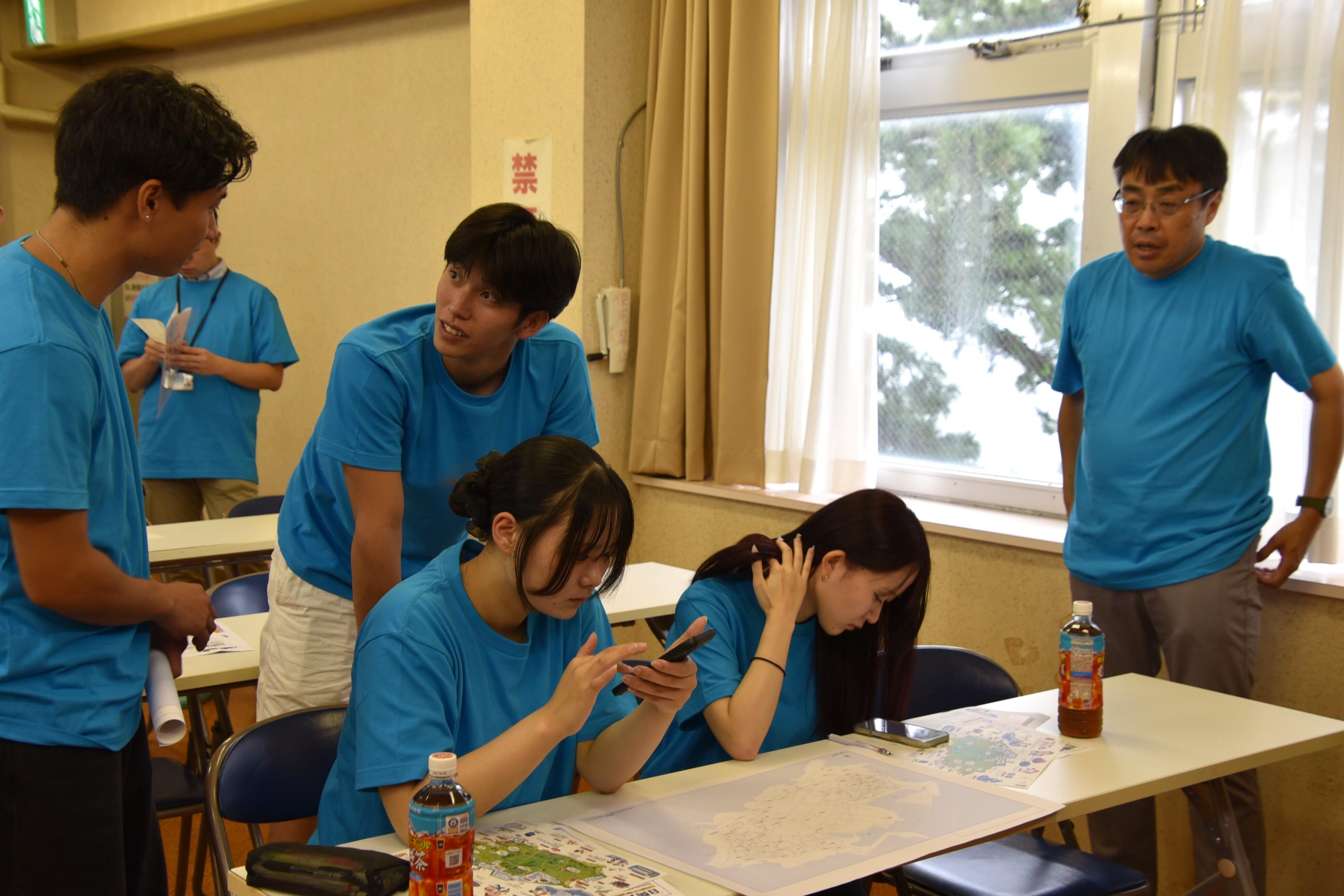 調査の出発前に打ち合わせ