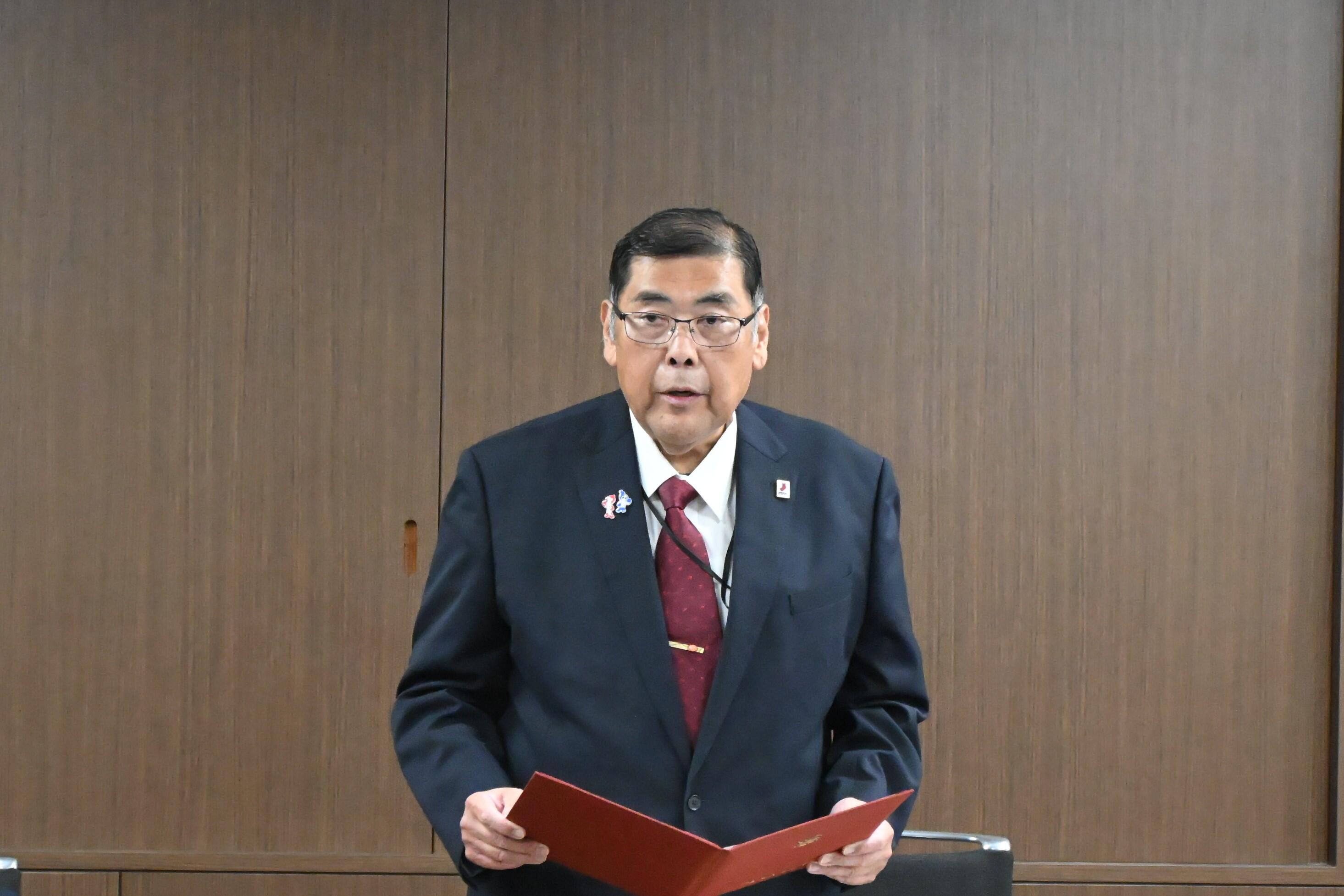 祝辞を述べる小原理事長