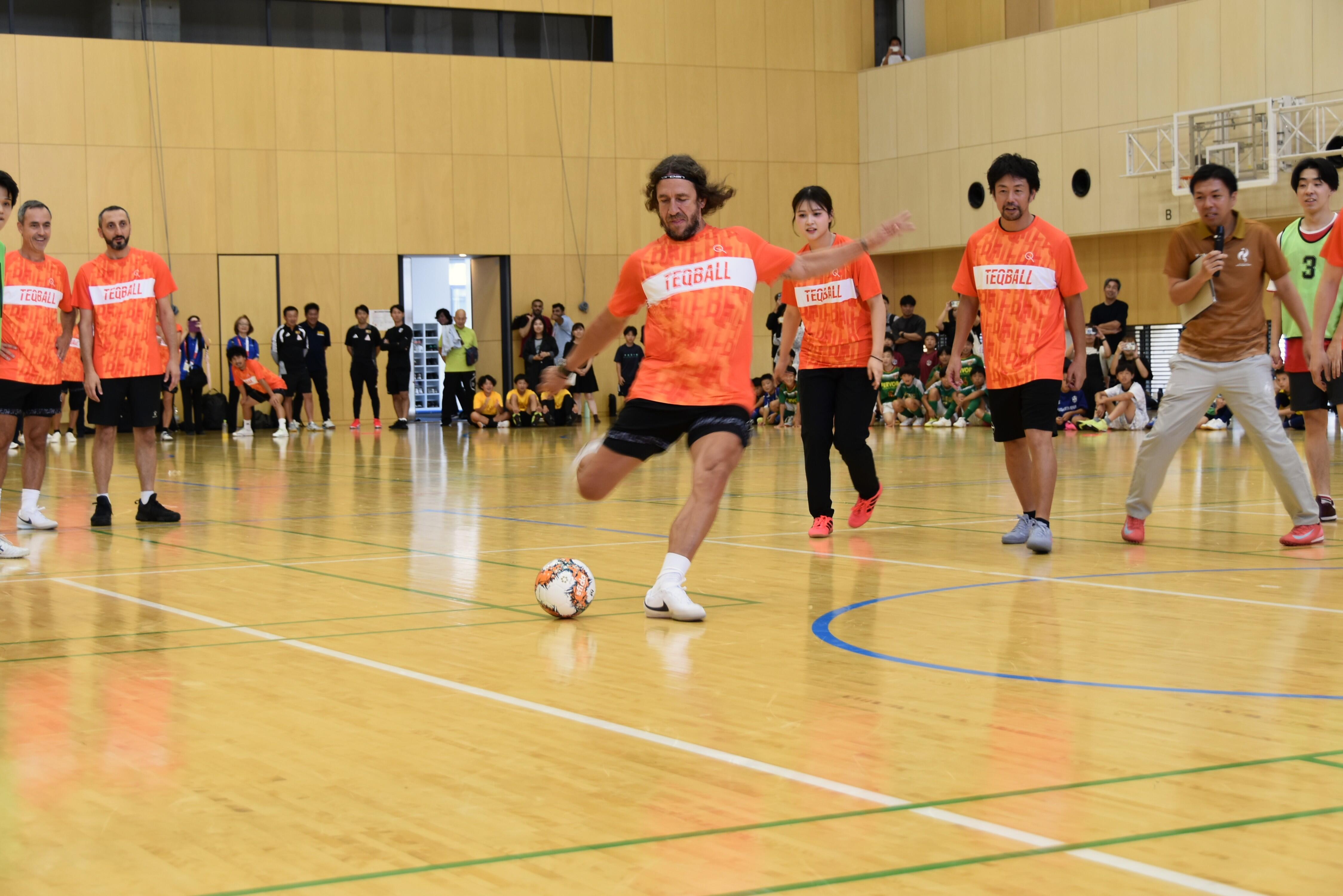 名城大学のフットサルサークル「Golazo!」との交流戦でPKを決めるプジョルさん