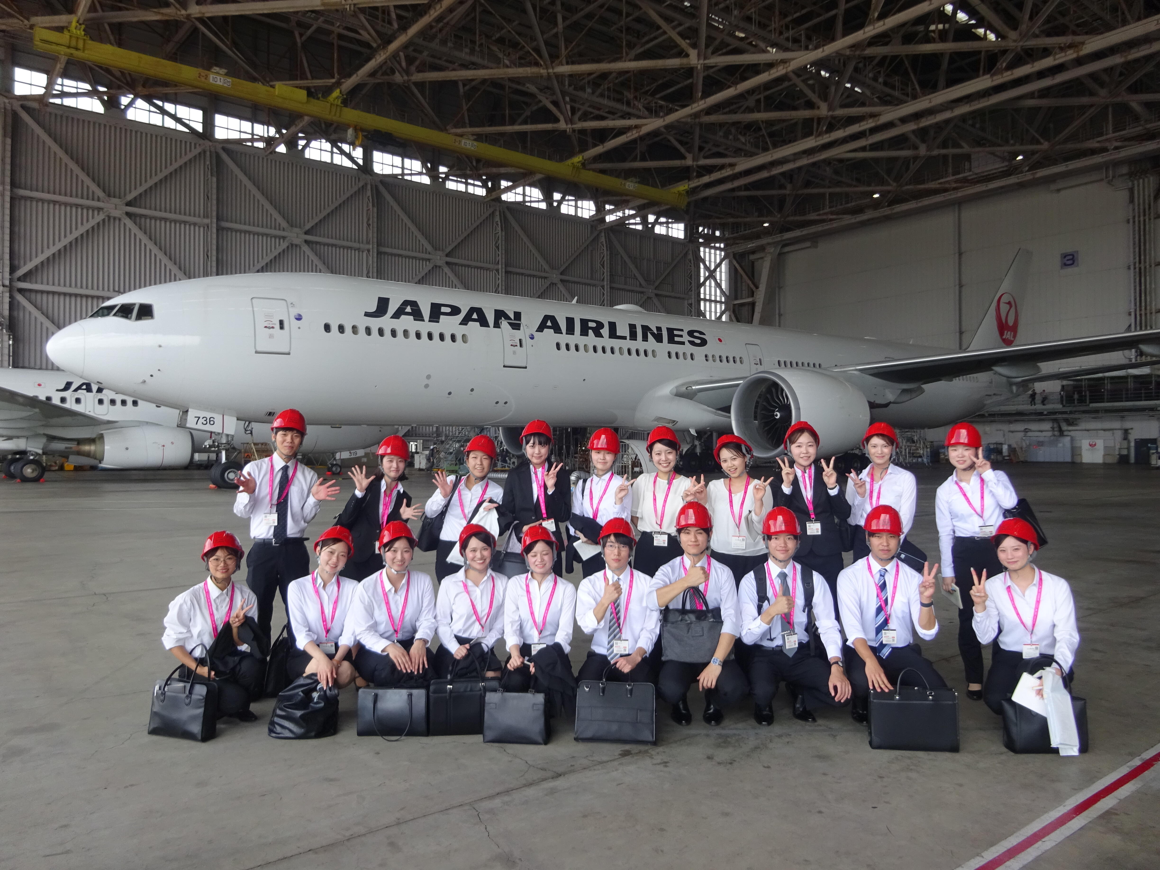 格納庫でJALの飛行機と一緒に記念撮影
