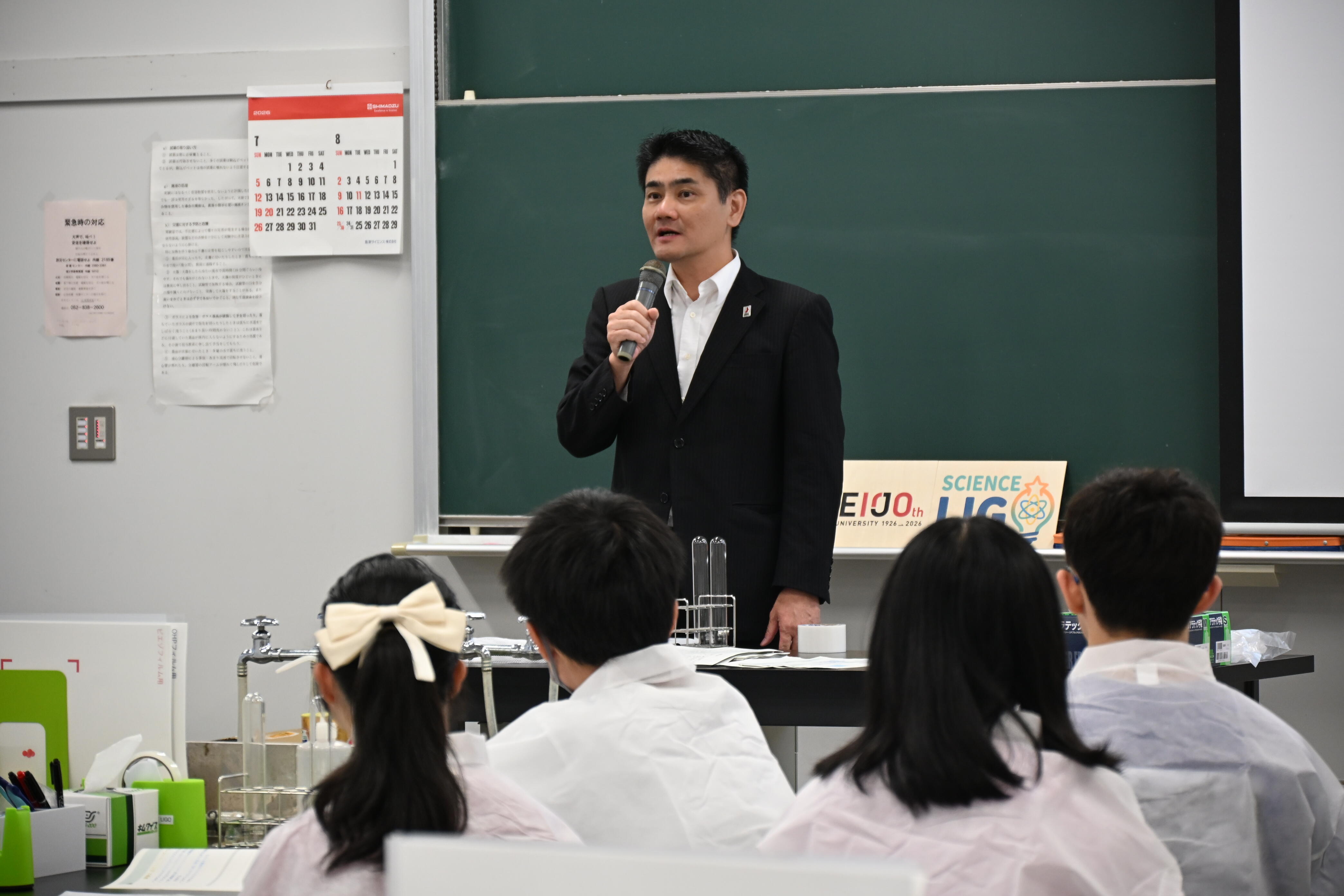 開催に先立ち挨拶する伊川正樹副学長