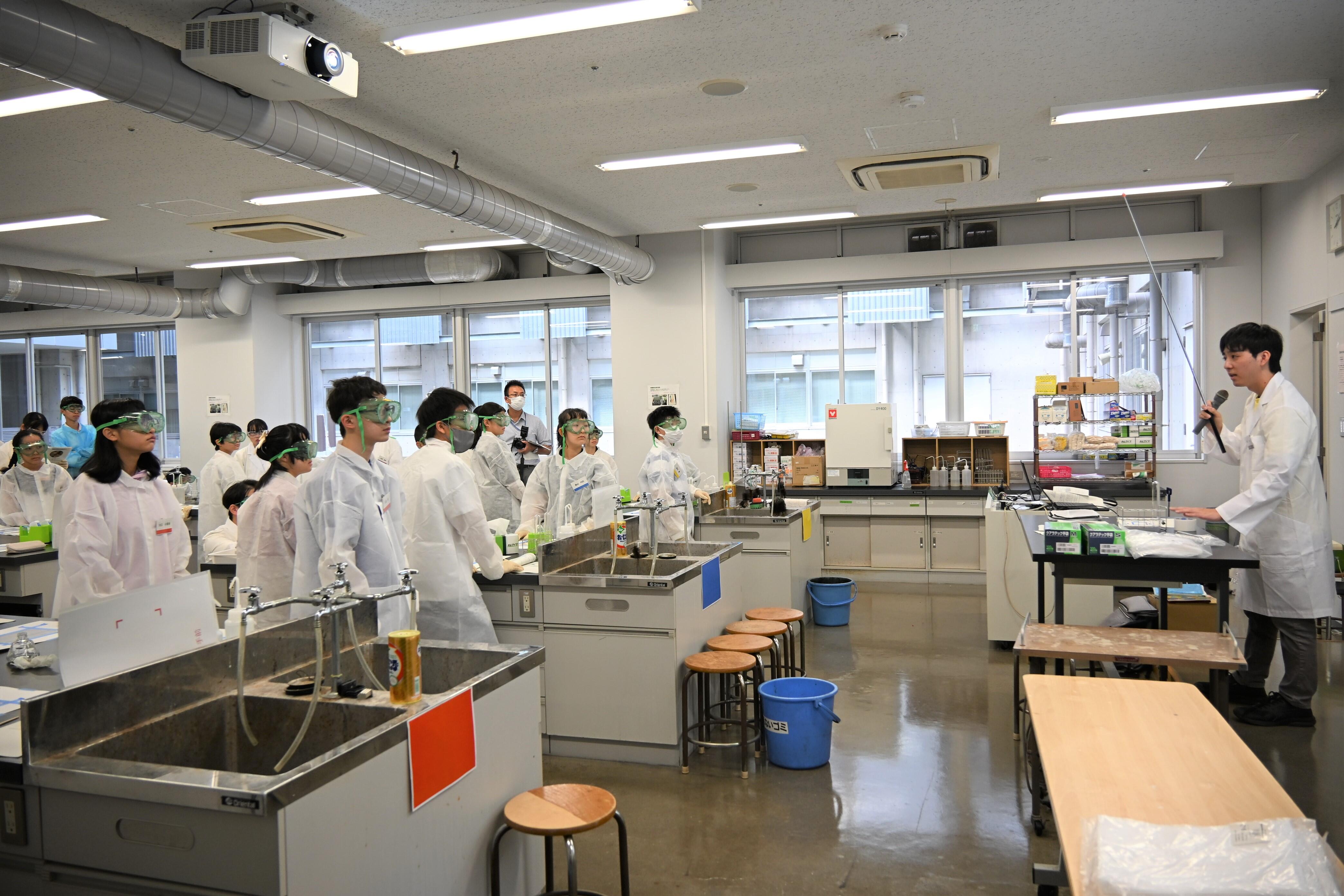 学生に実験の方法を伝える様子