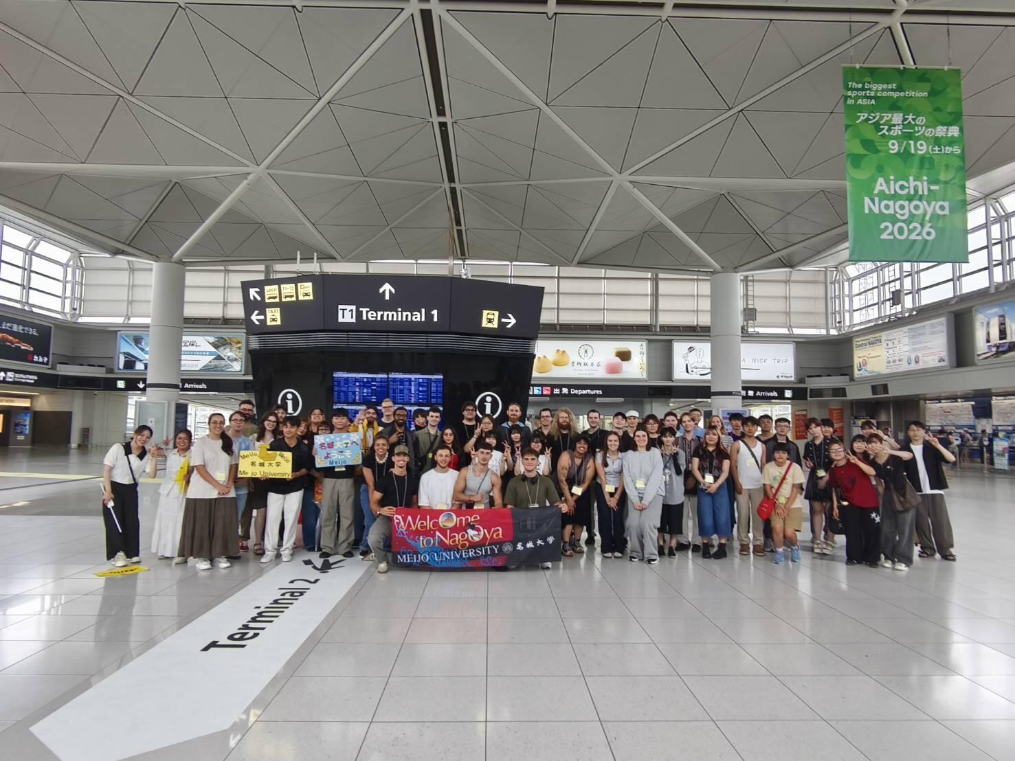 空港での集合写真