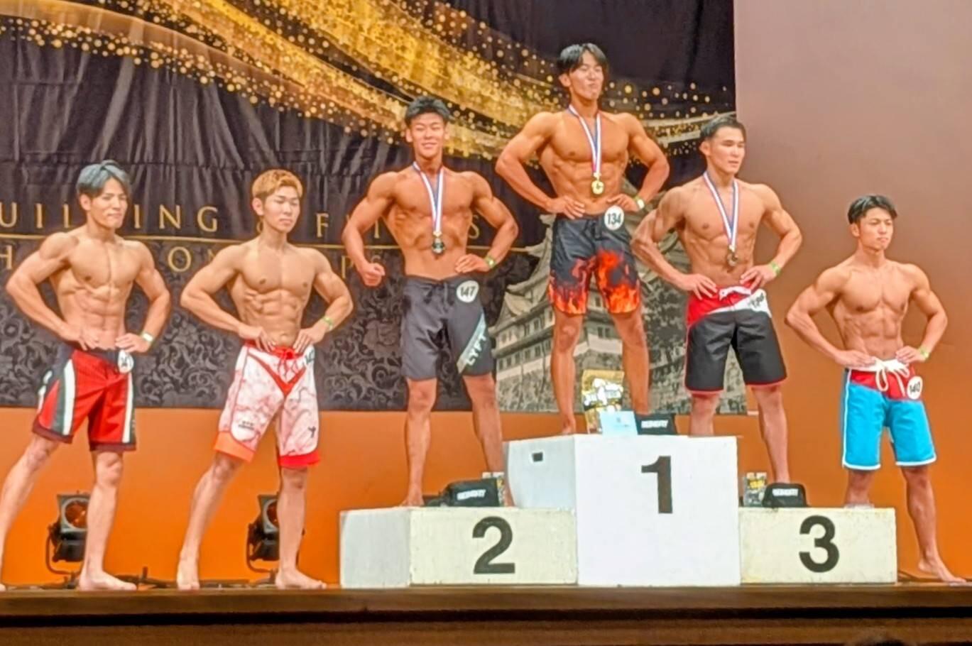 優勝して表彰台に上がる押谷選手