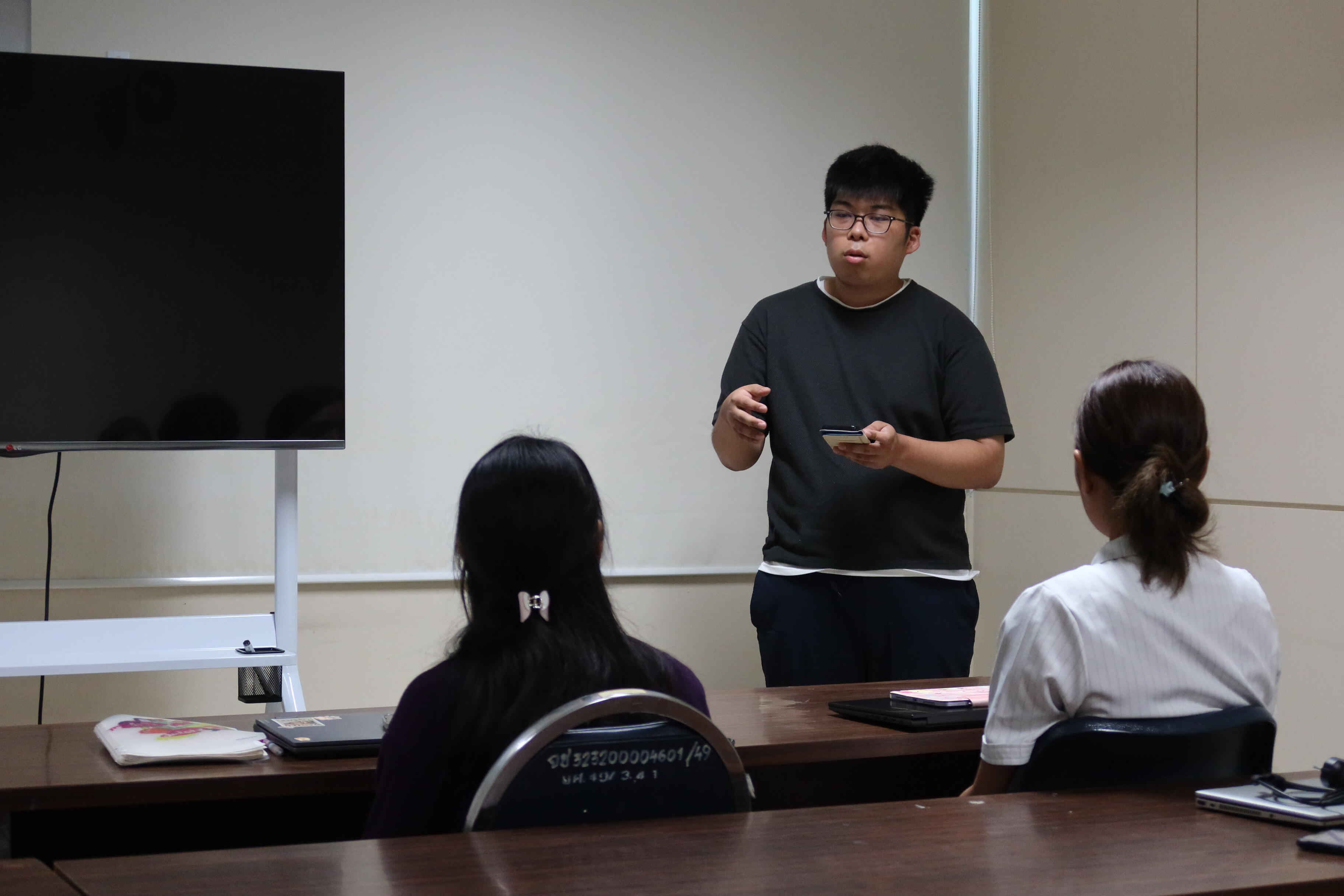 Rungaroon Waditee-Sirisattha 教授の研究室で学生が英語で発表