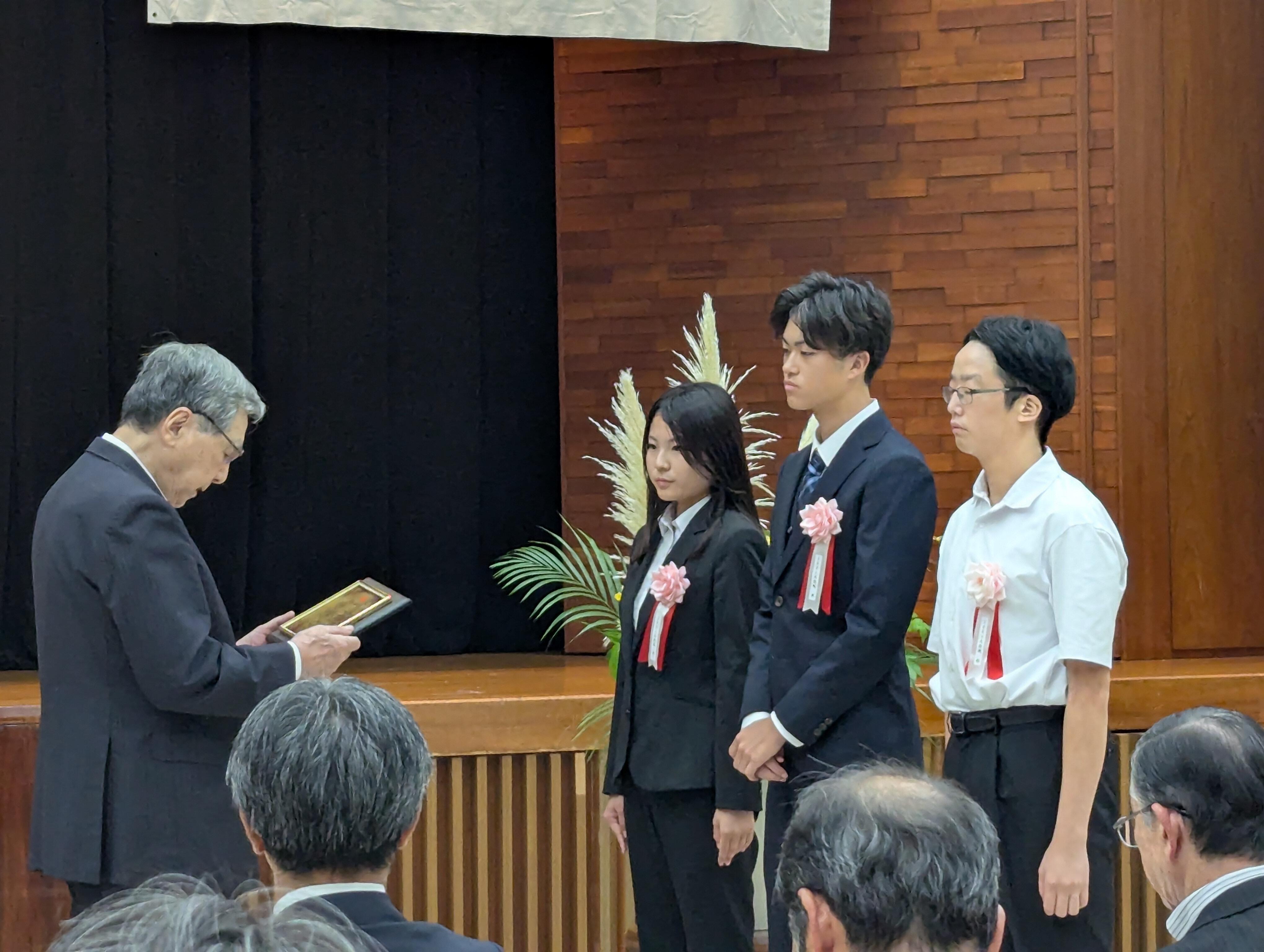 感謝状を受け取る（右から）兼田さん、藤崎さん、尾崎さん