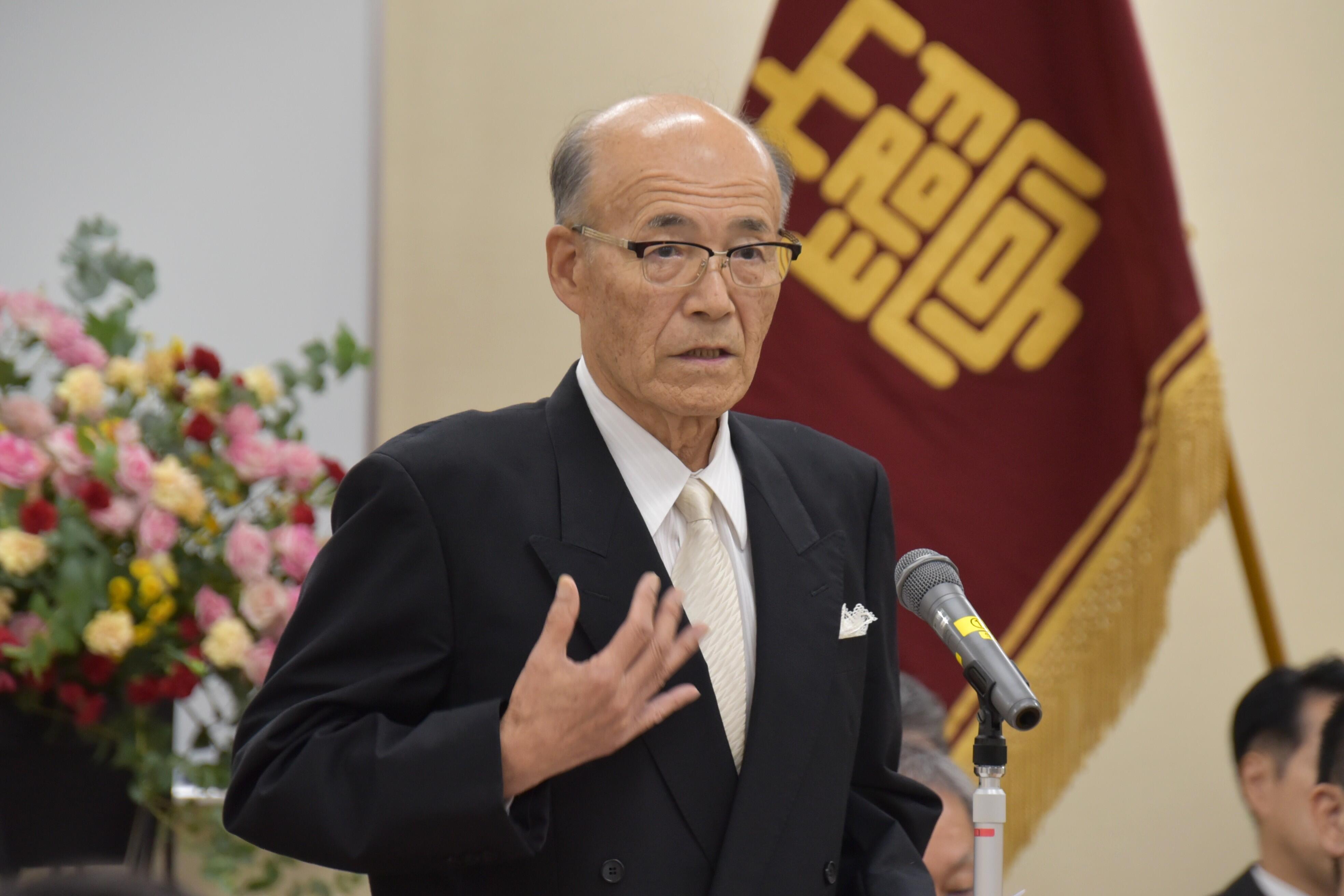 祝辞を述べる校友会の森会長