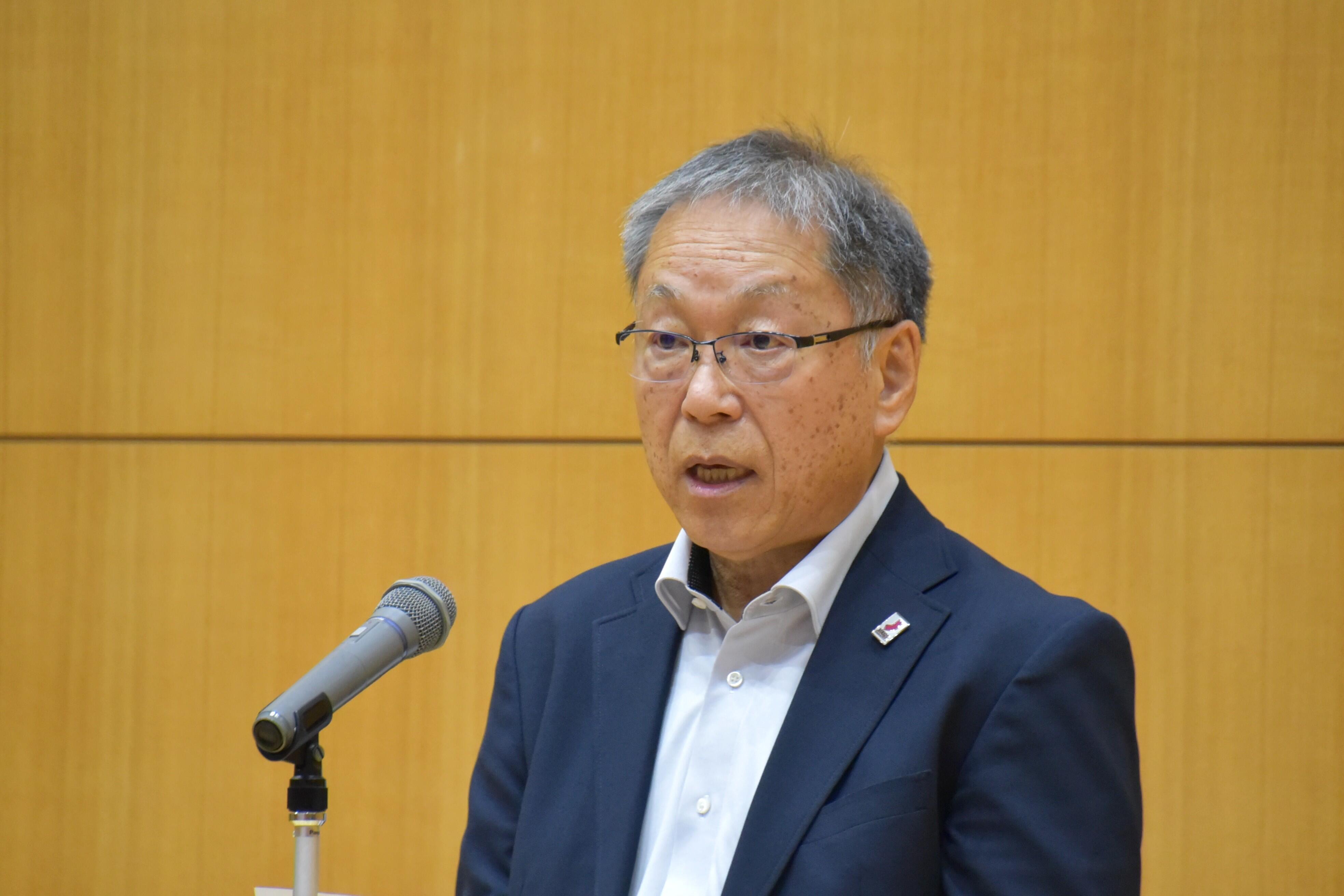 あいさつする野口学長