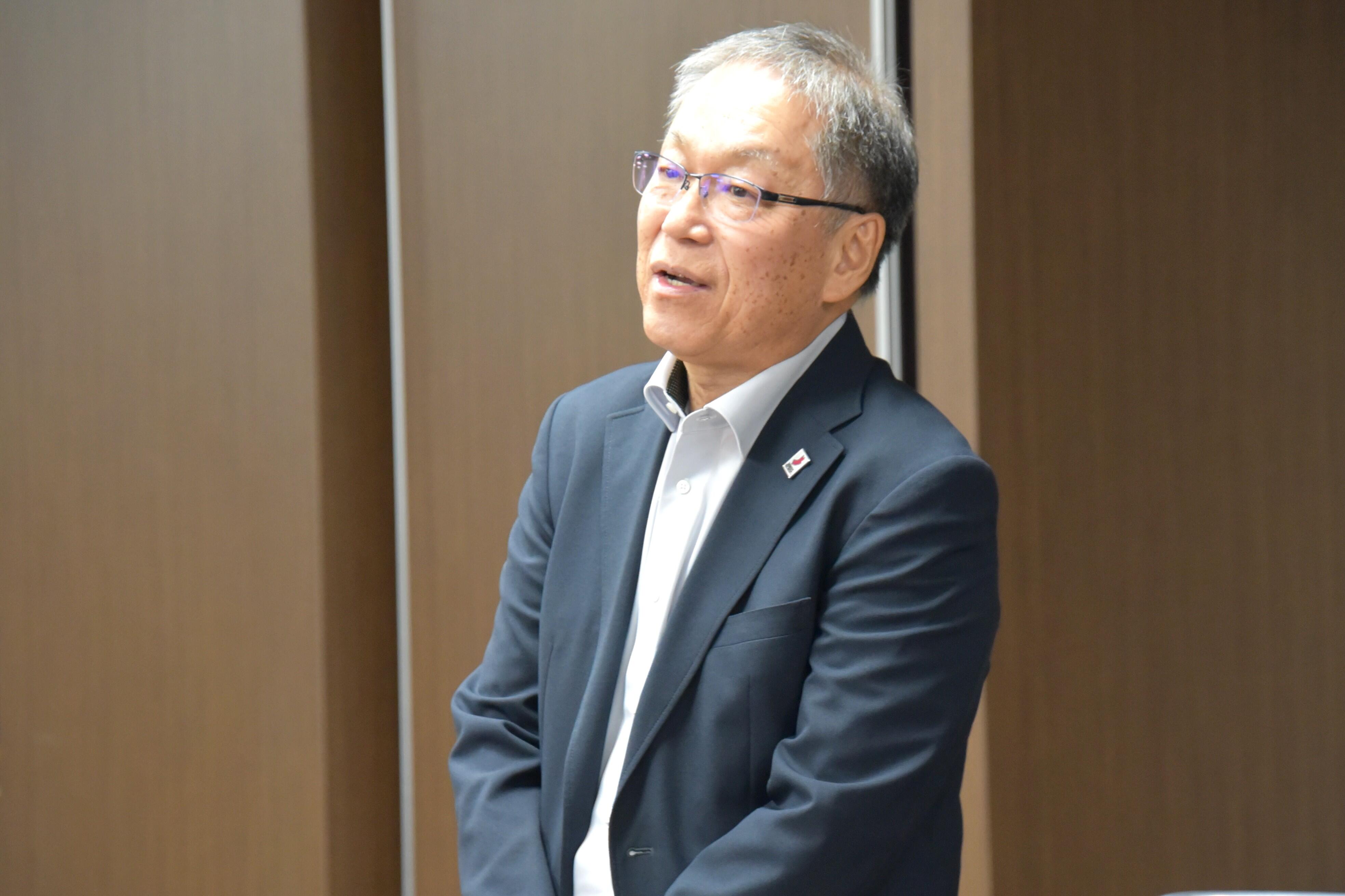 選手たちをねぎらう野口学長