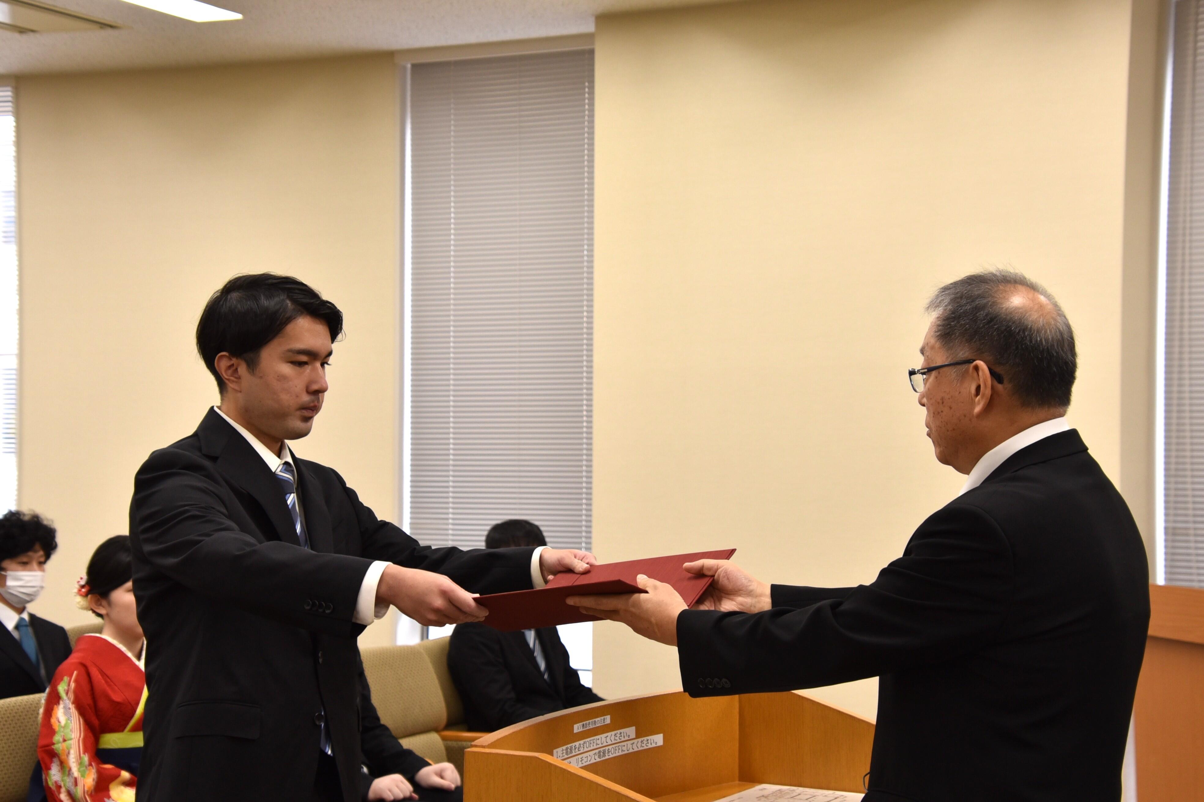 学位記を受け取る濱田一輝さん（法学部）