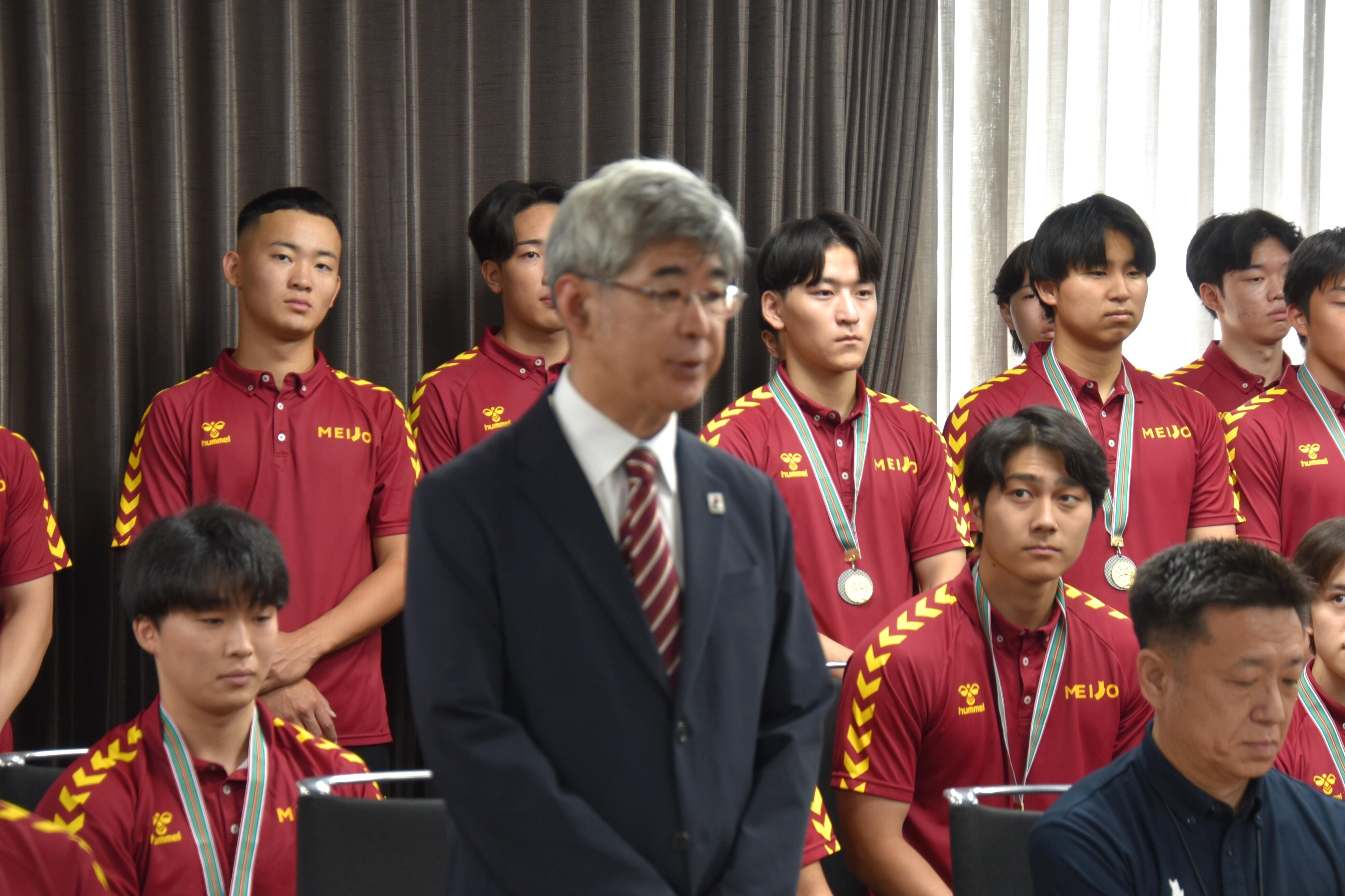あいさつする前田部長