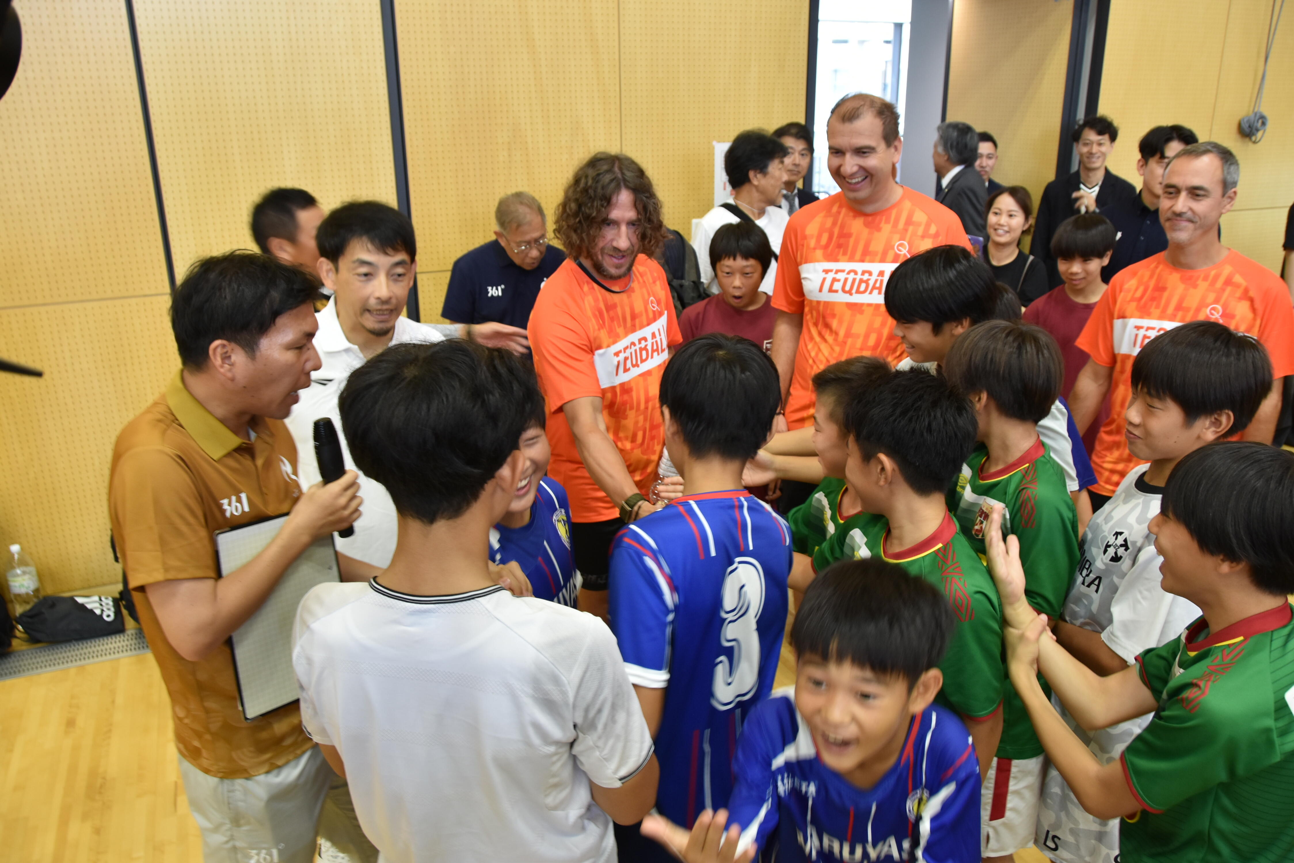 詰めかけた子供たち全員と握手
