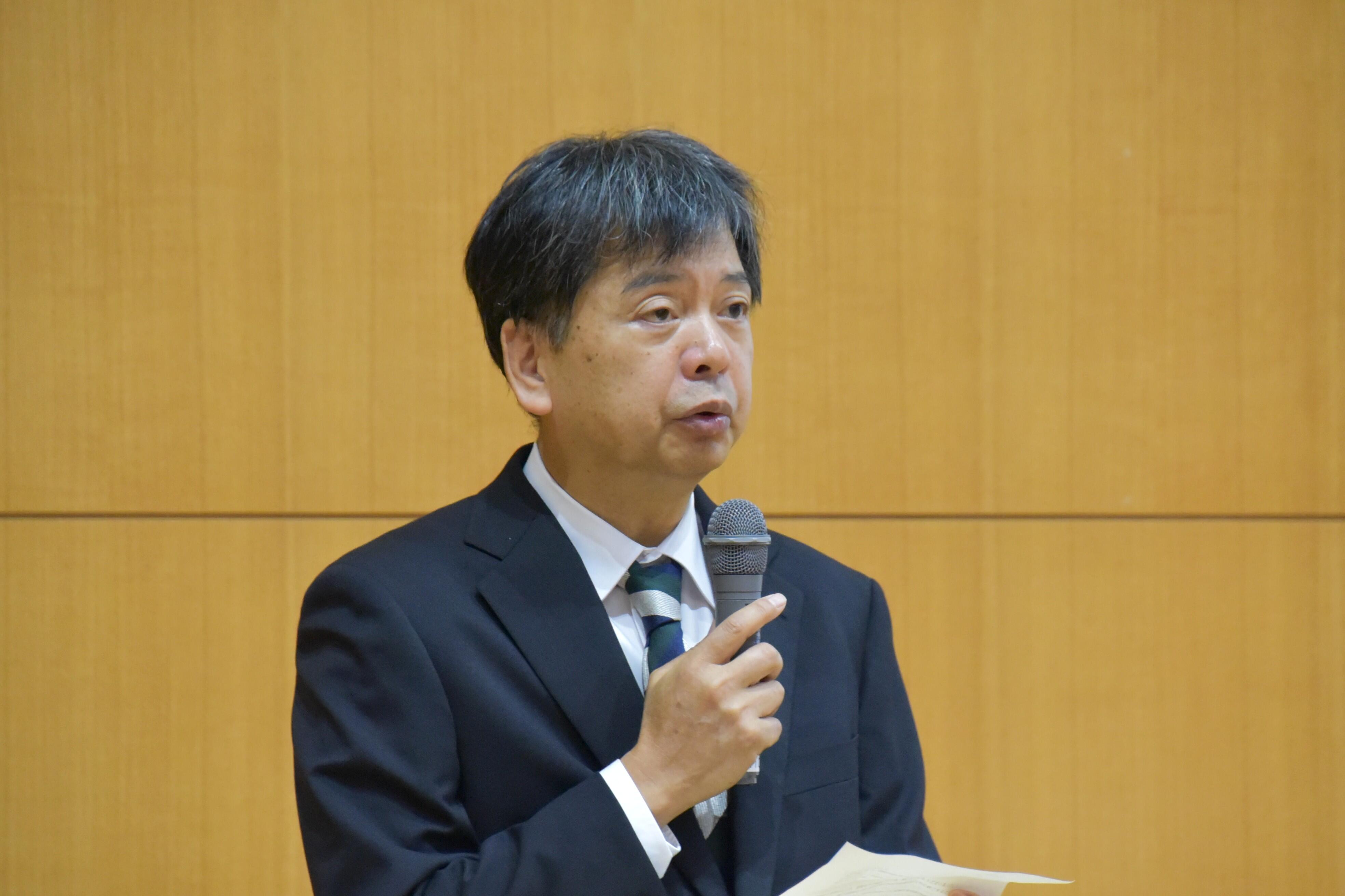 あいさつする児玉学部長