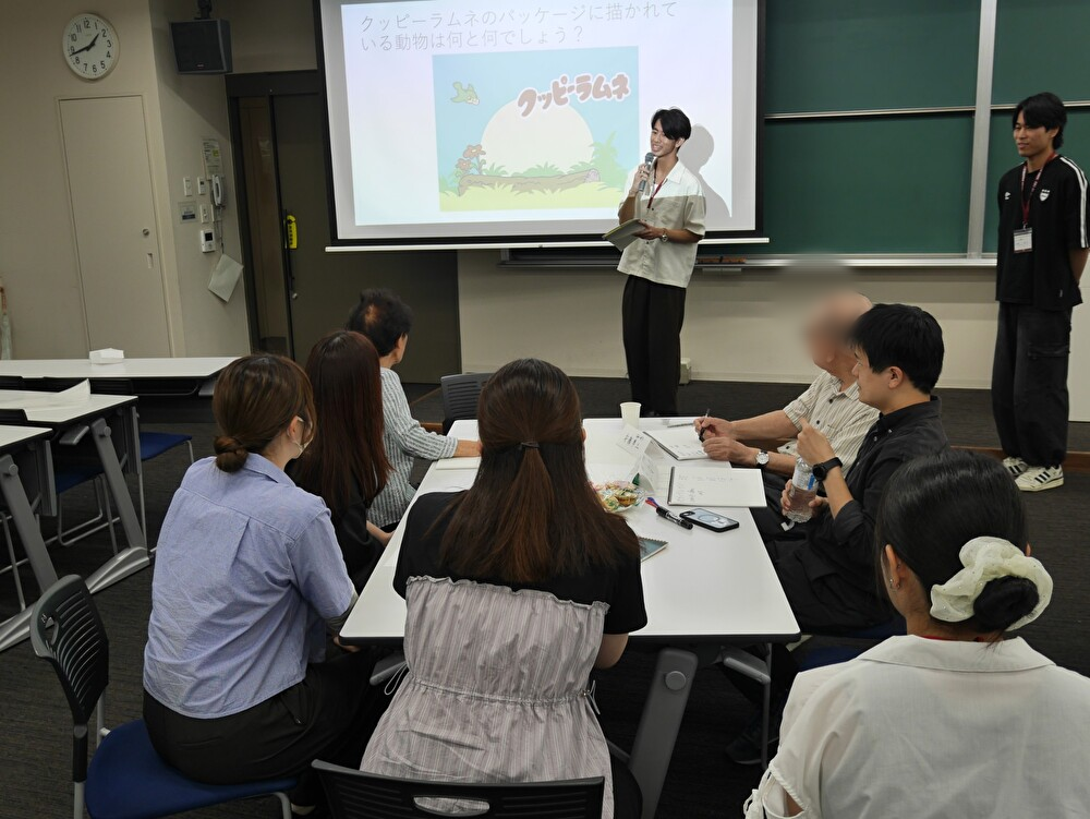 身近なお菓子の問題で盛り上がる様子