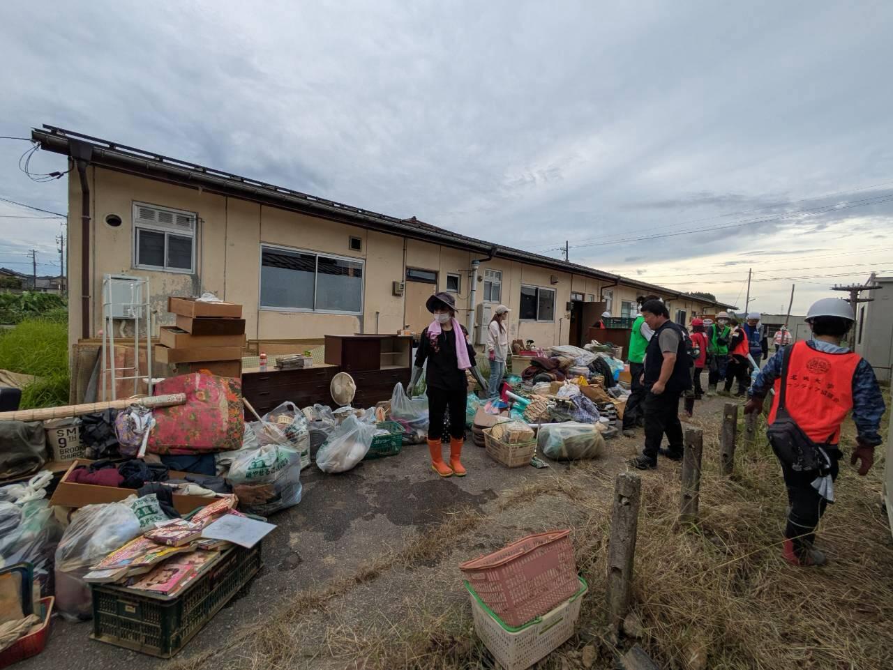 被災した住宅から運び出す