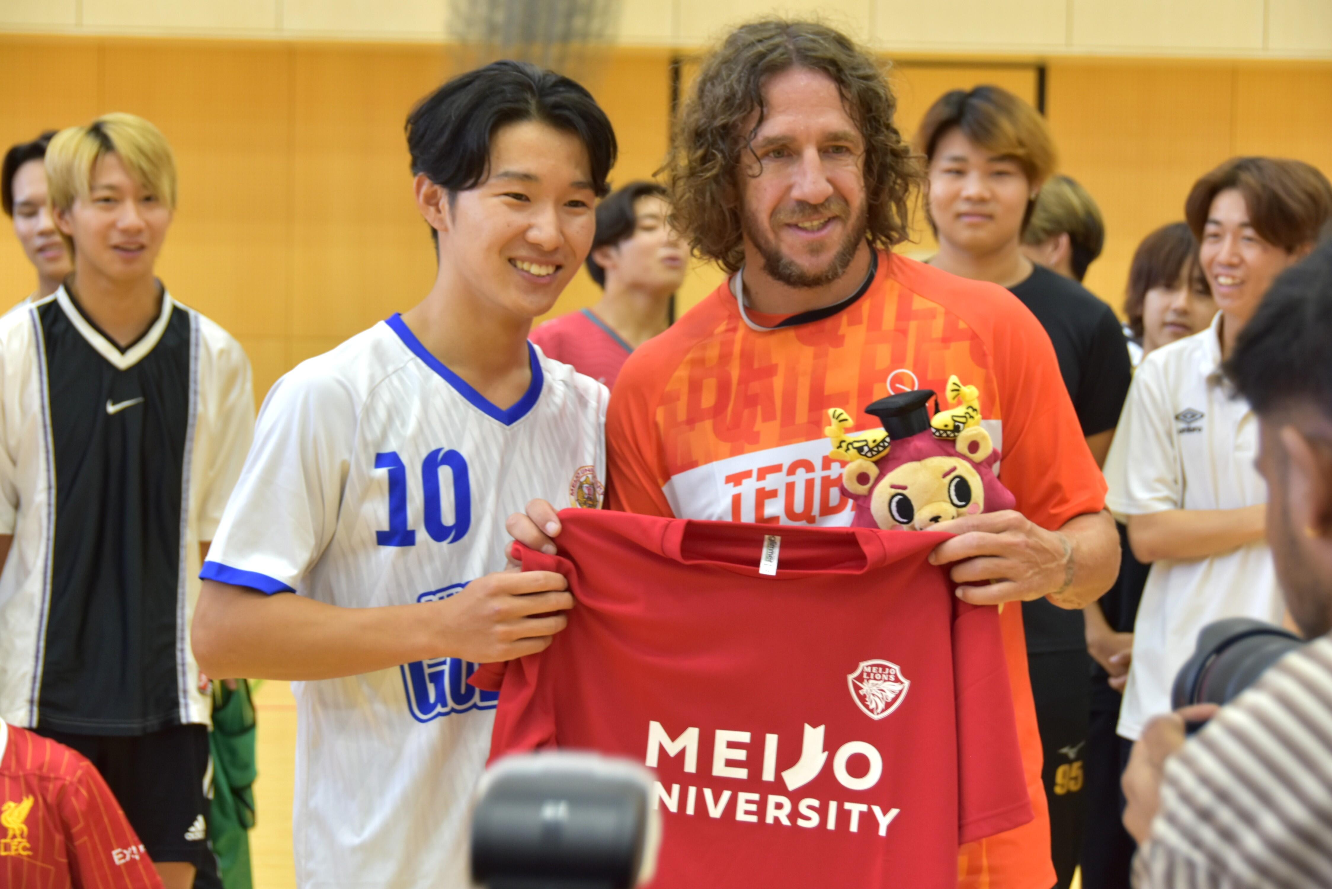 名城大学フットサルサークル「Golazo!」から公式マスコットの「名城しし丸」のぬいぐるみとＴシャツをプレゼント