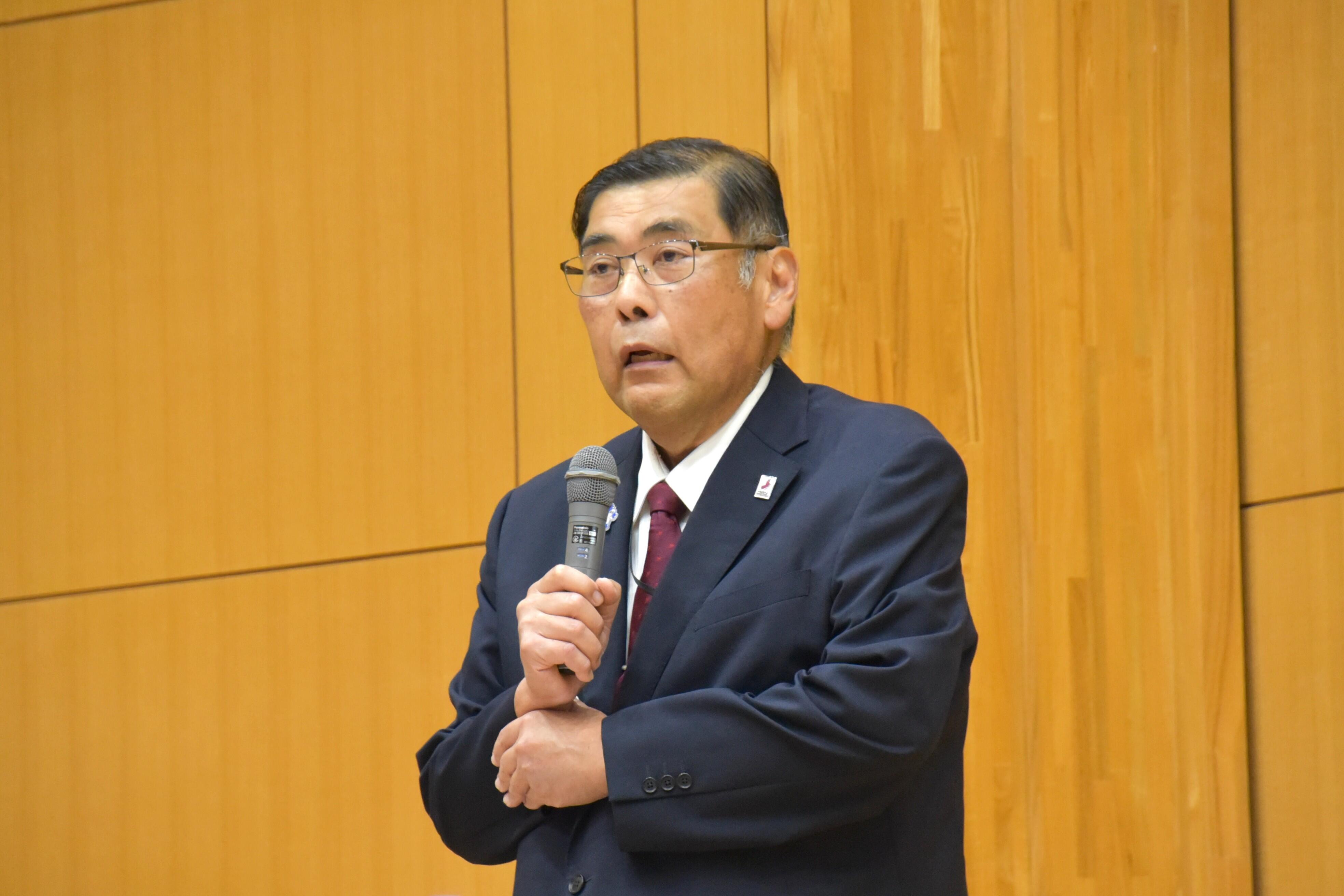 あいさつする小原理事長