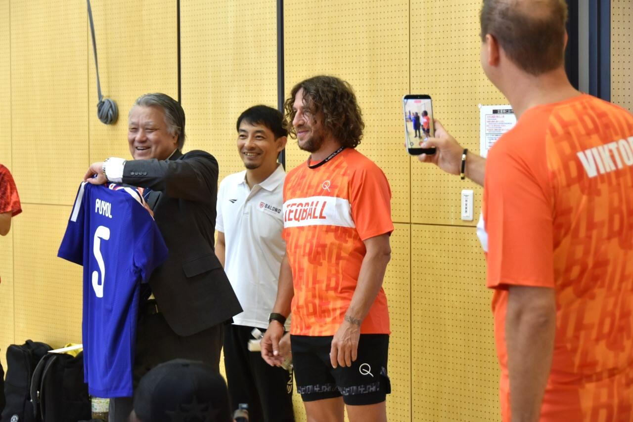 JFAの田嶋名誉会長からネーム入り日本代表ユニフォームをプレゼント