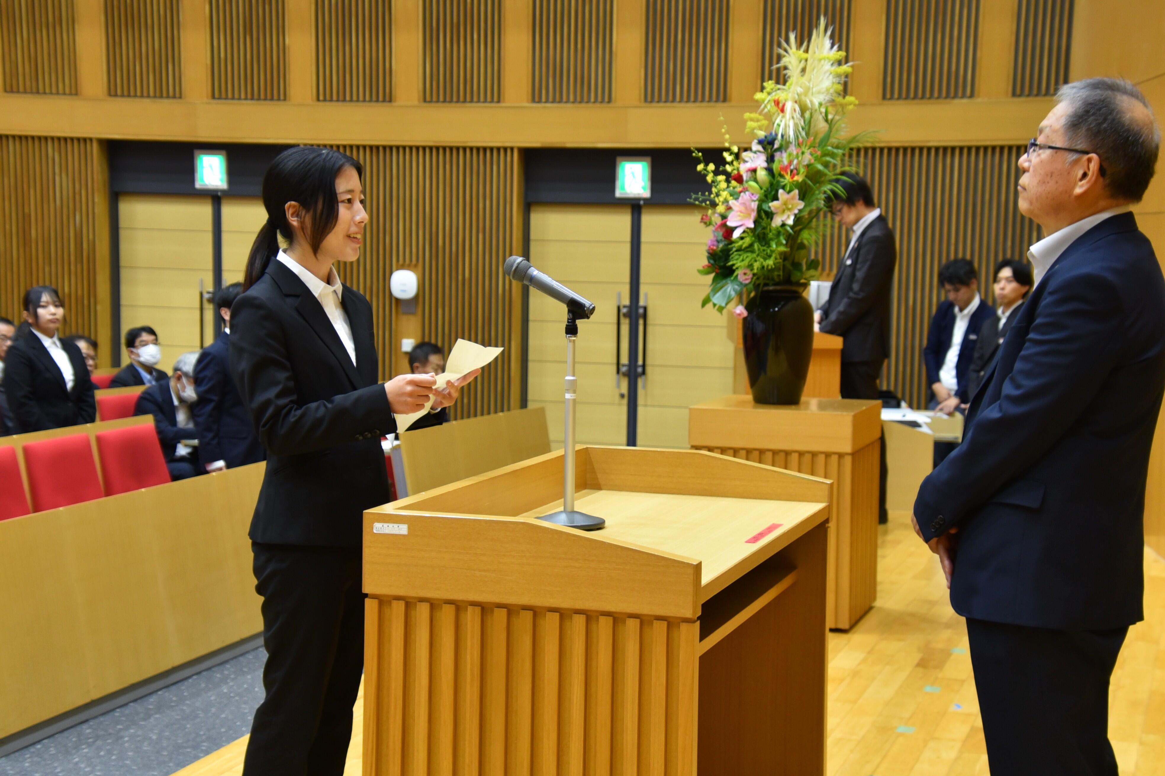 謝辞を述べる坂井さん