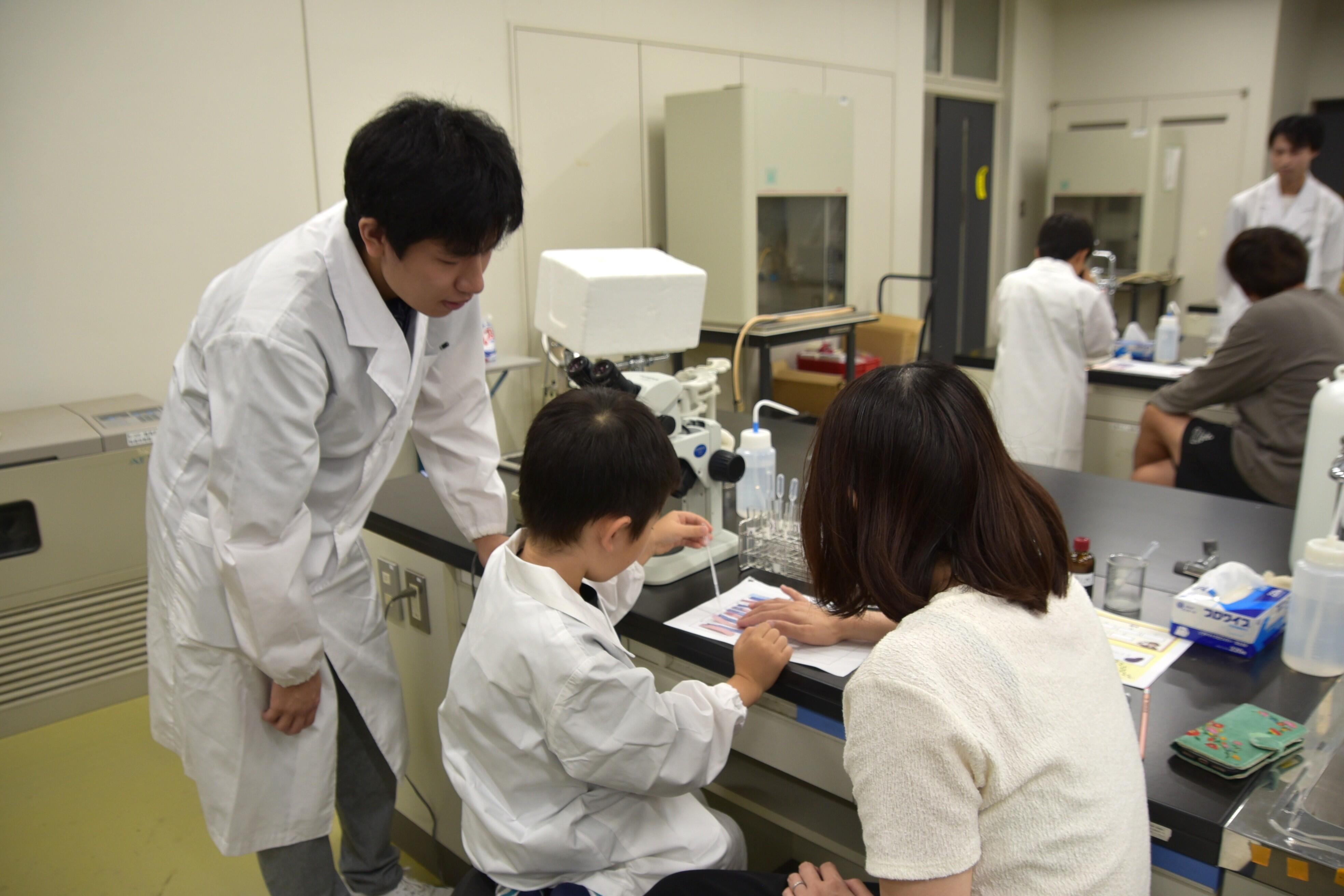 農学部の企画でリトマス試験紙の色の変化を観察