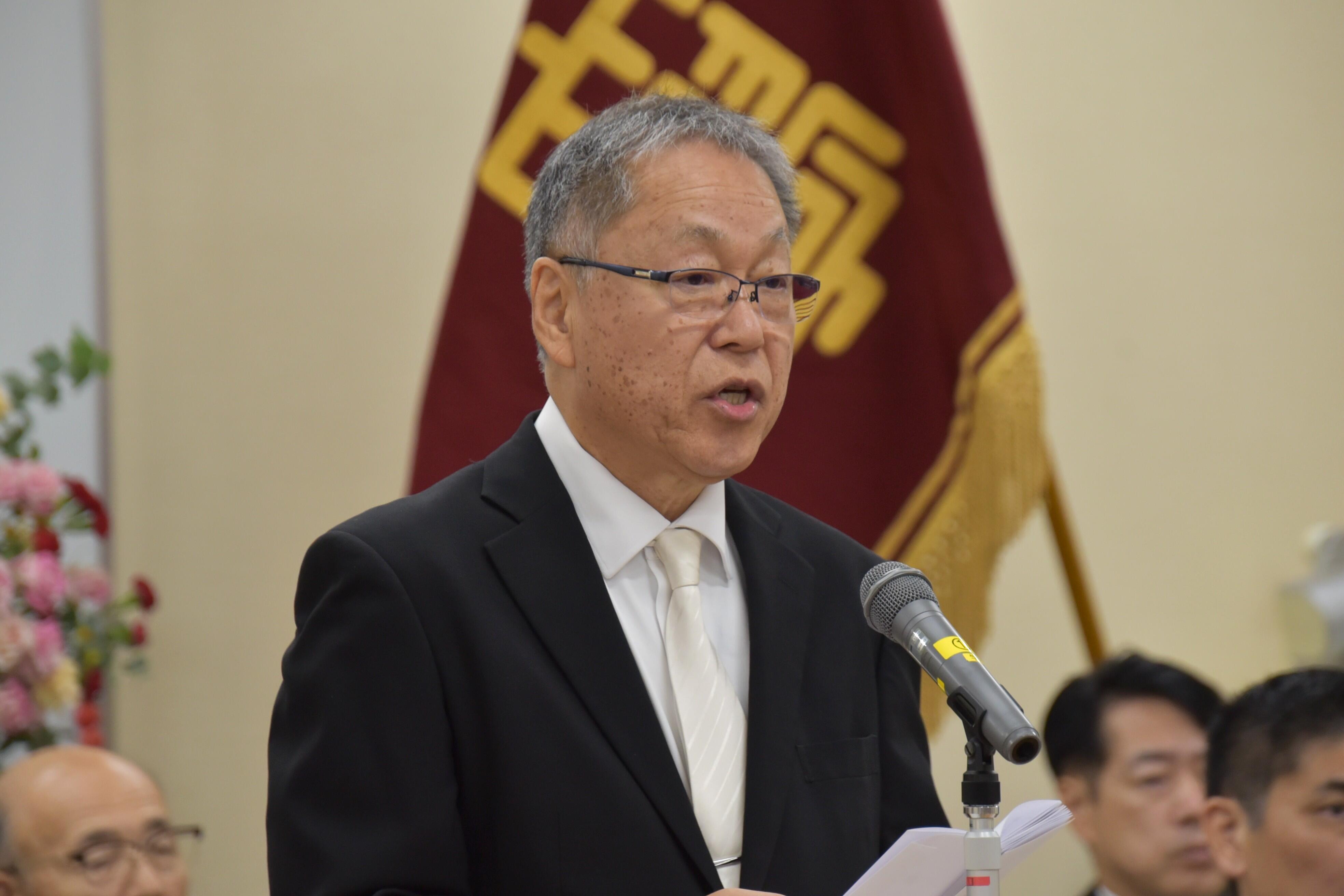 告辞を述べる野口学長