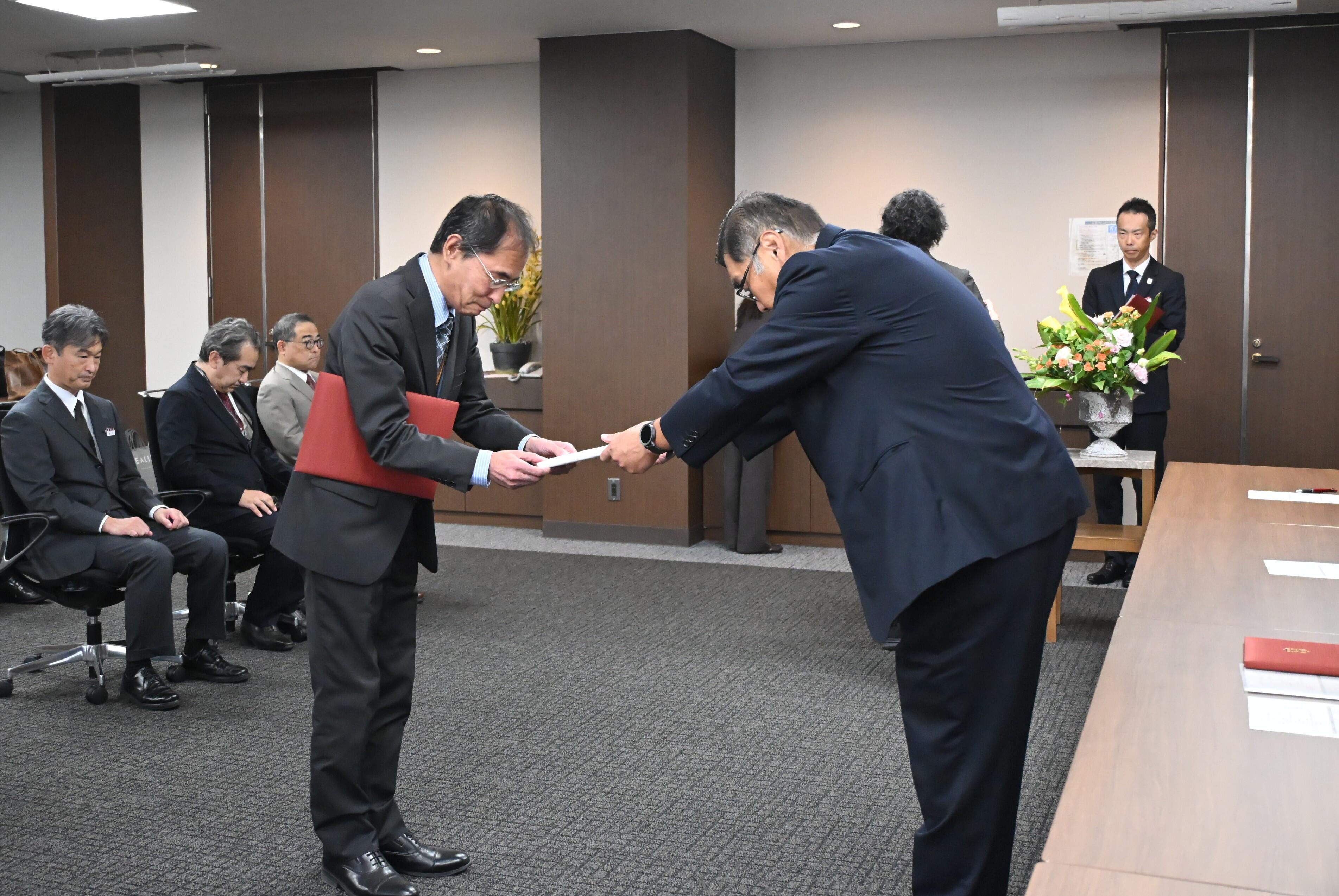 小原理事長から表彰状と記念品を授与される上川智教授