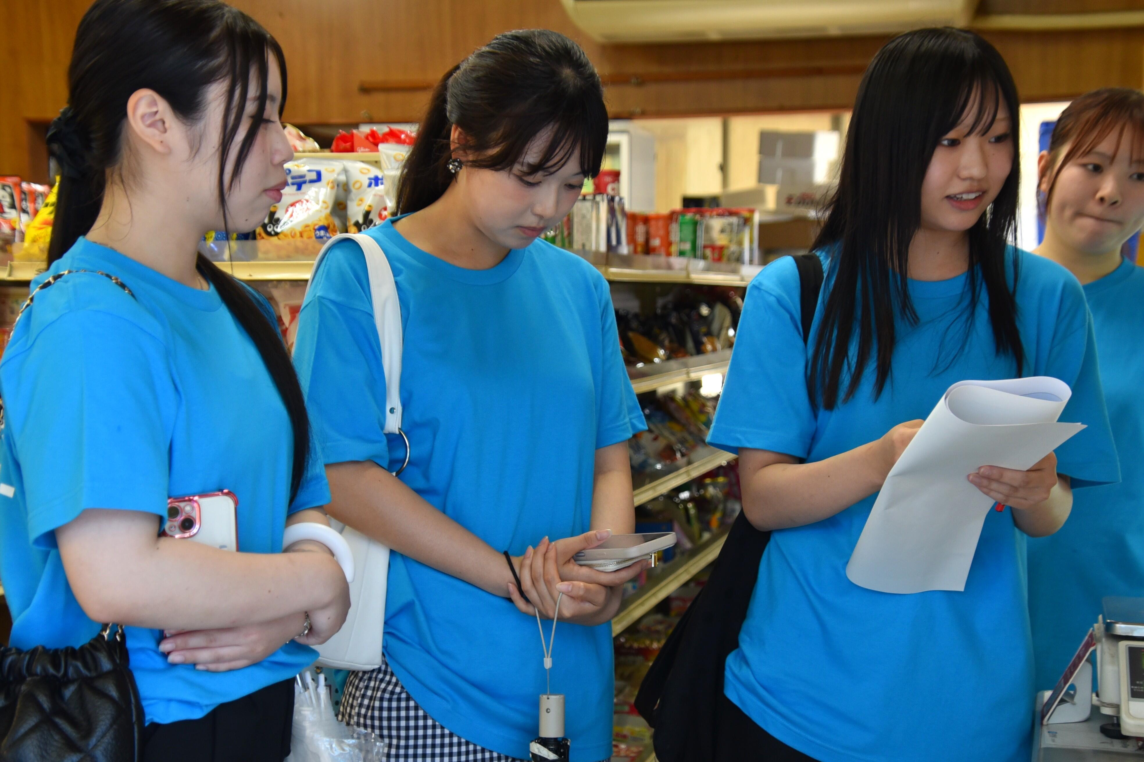 食料品店でインタビュー