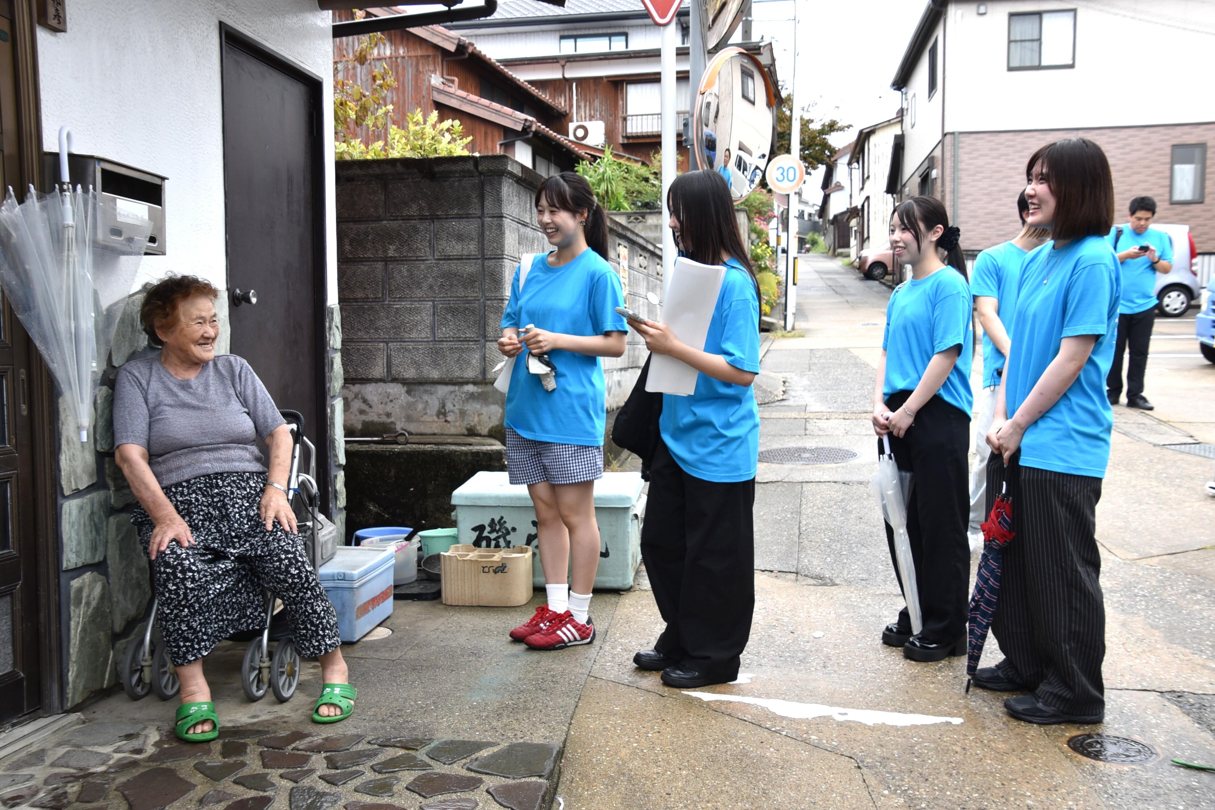 住民に話を聞く学生たち