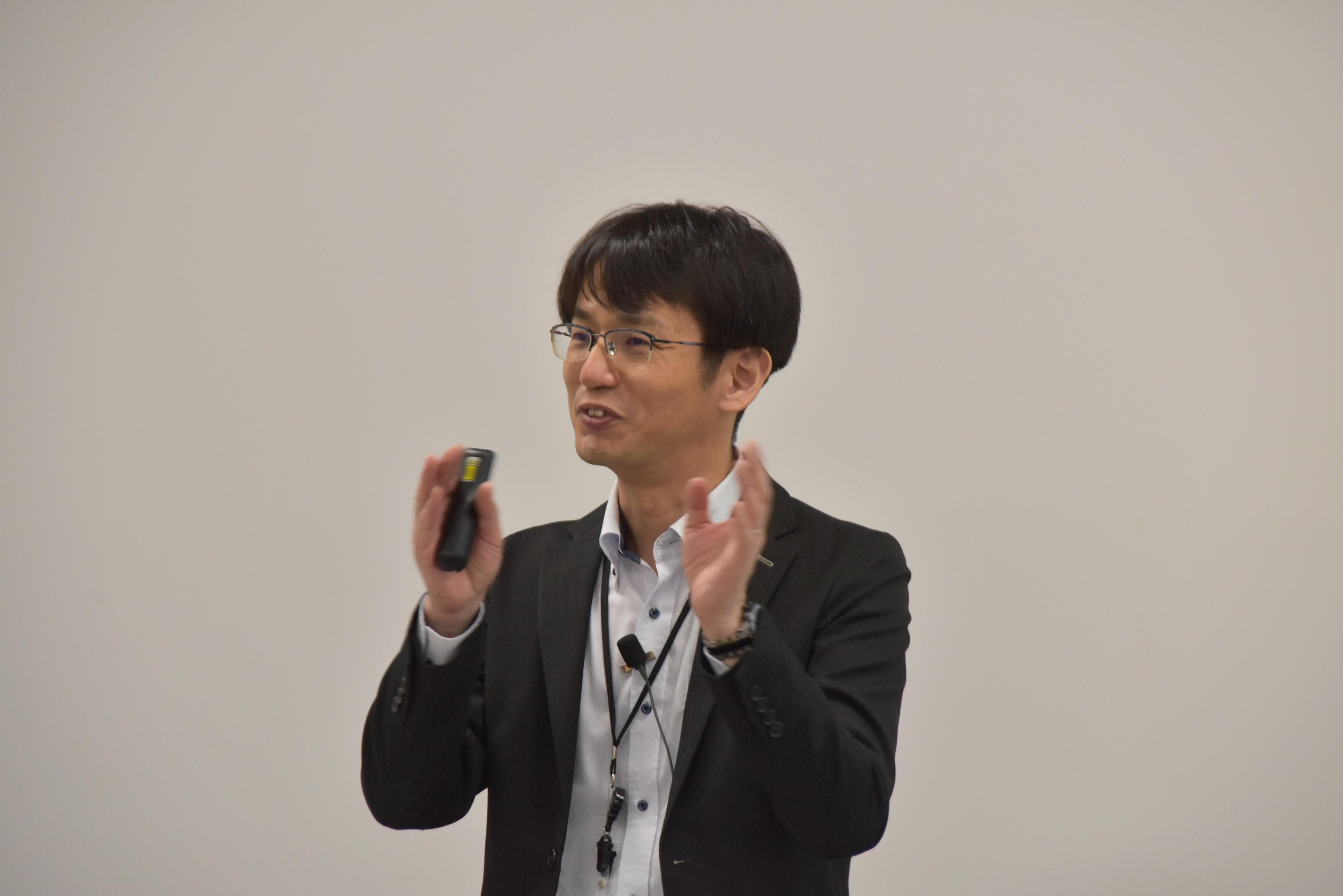 応用化学専攻の才田教授