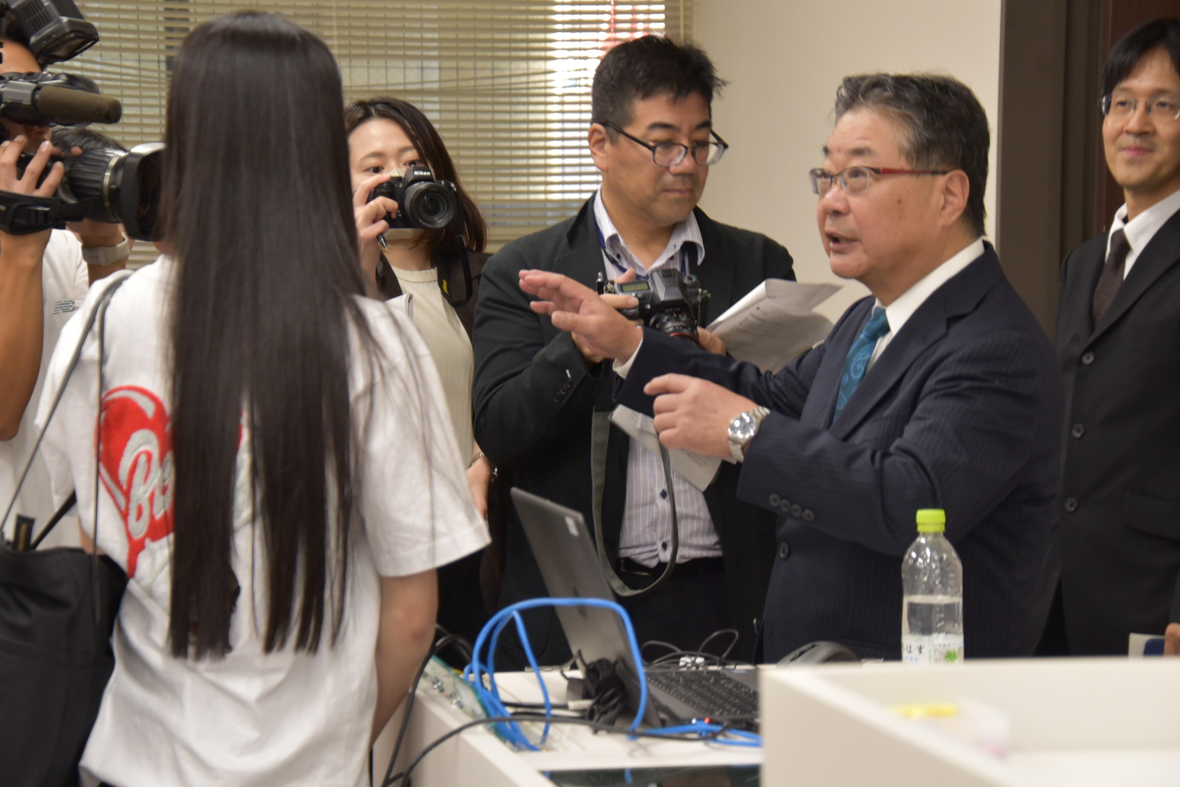 講義後も質問に答える森教授