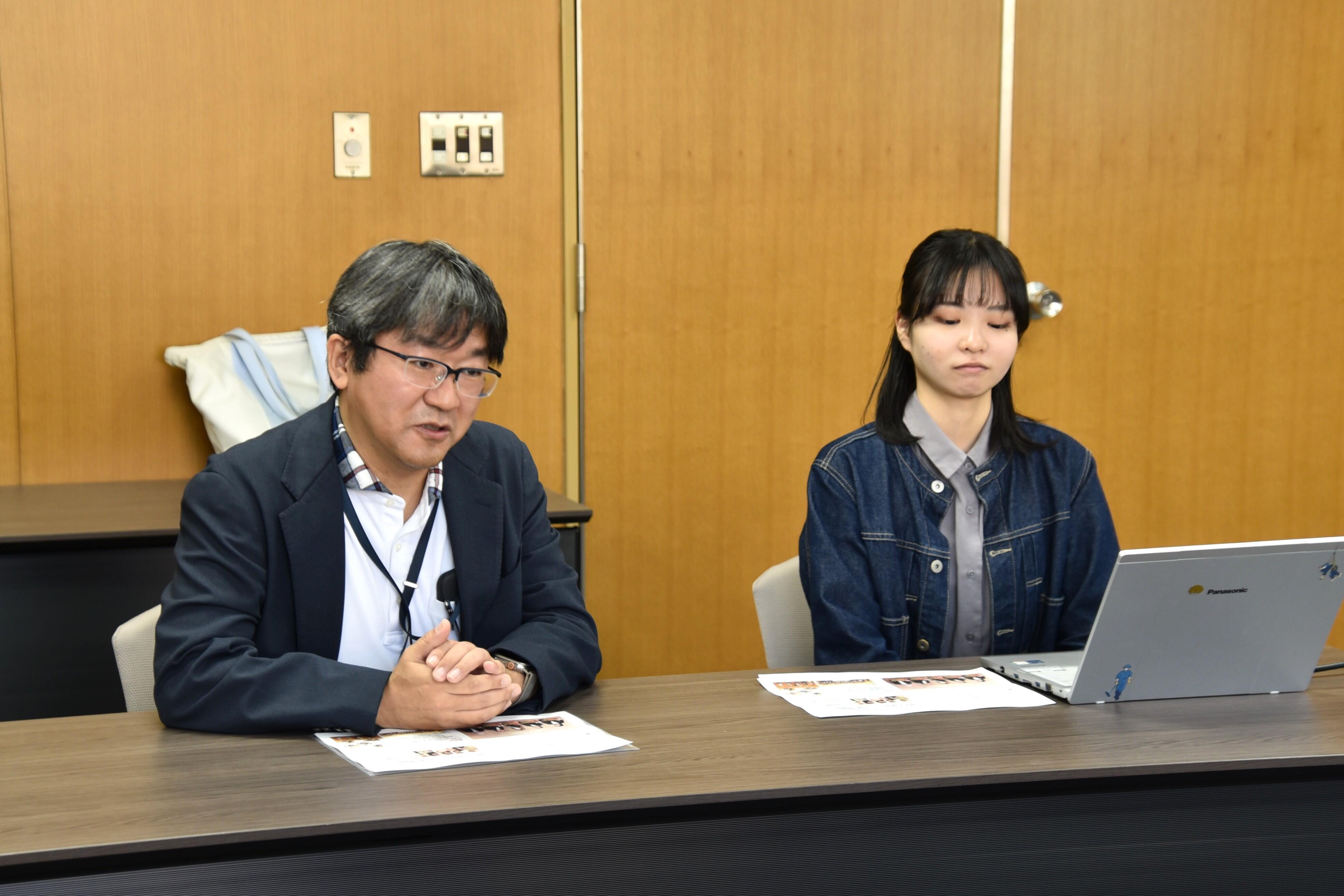渡邉さんを紹介する寺本教授