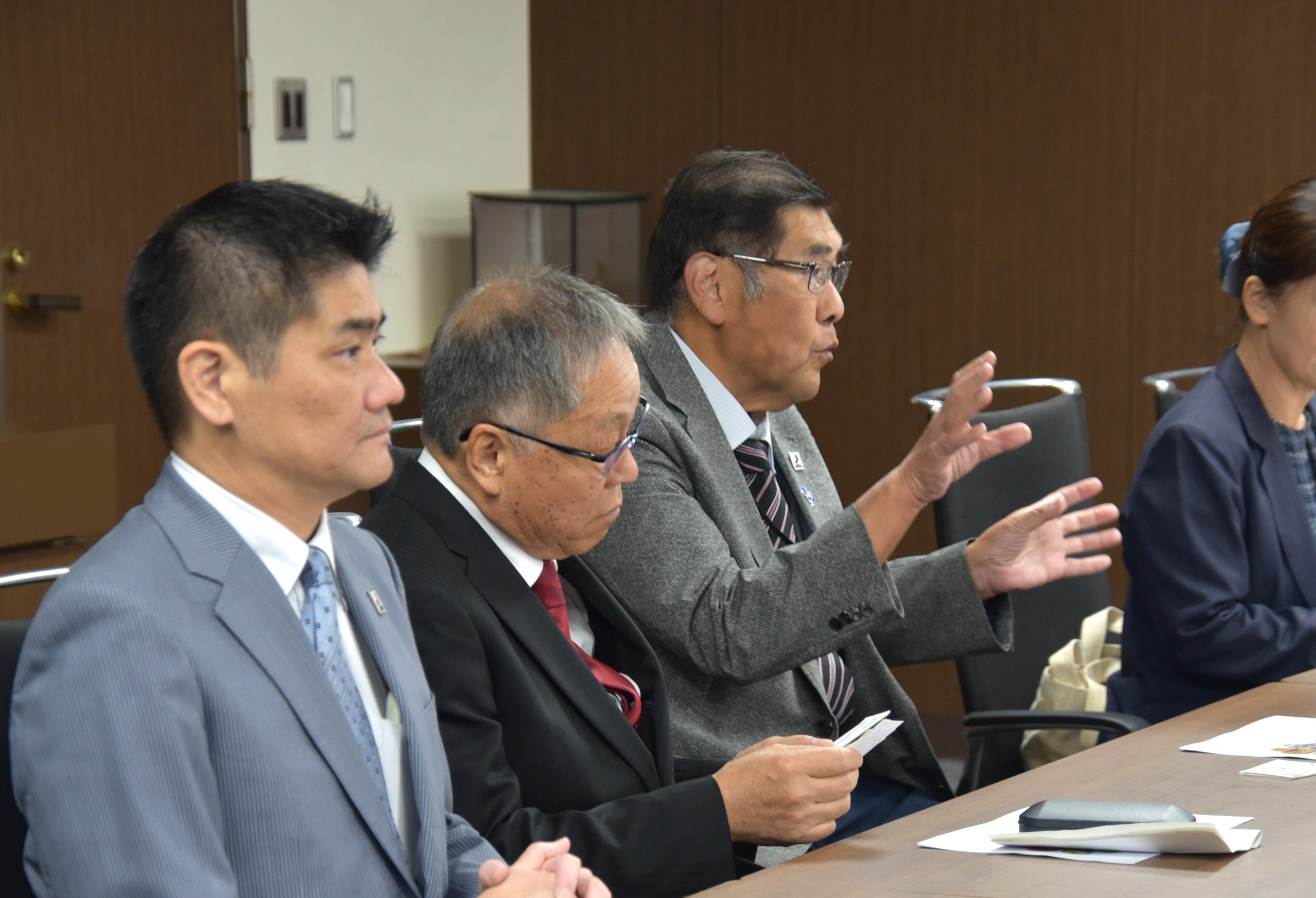 懇談する本学側