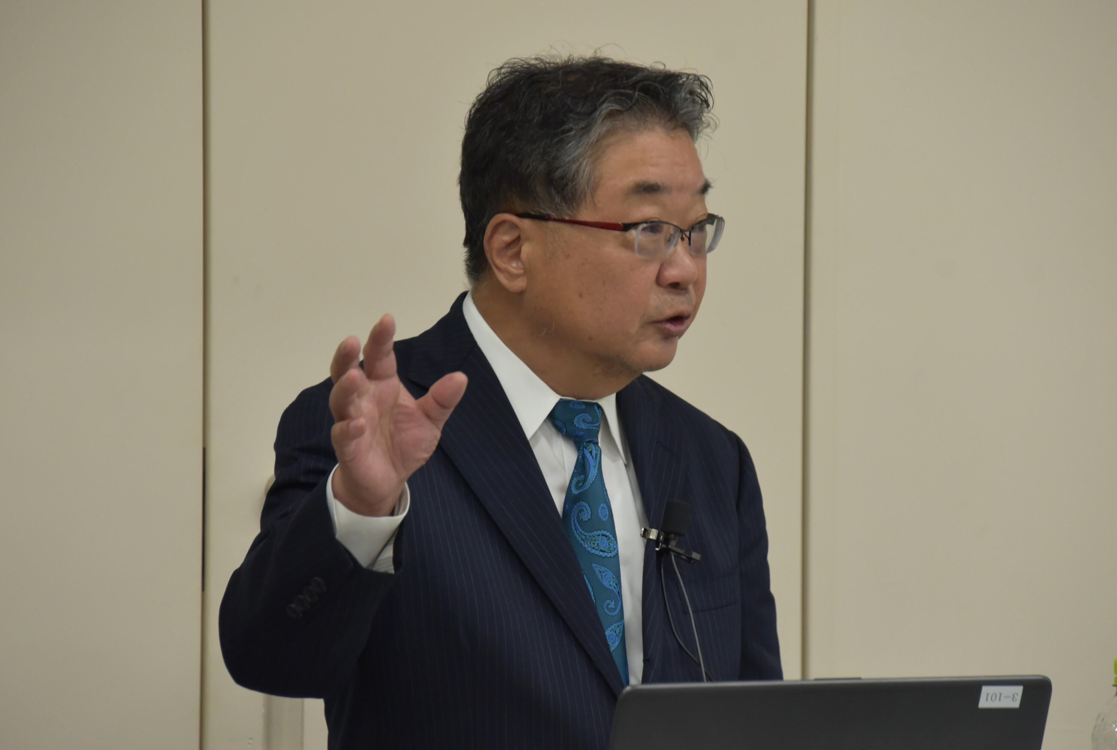 講義を行う森教授