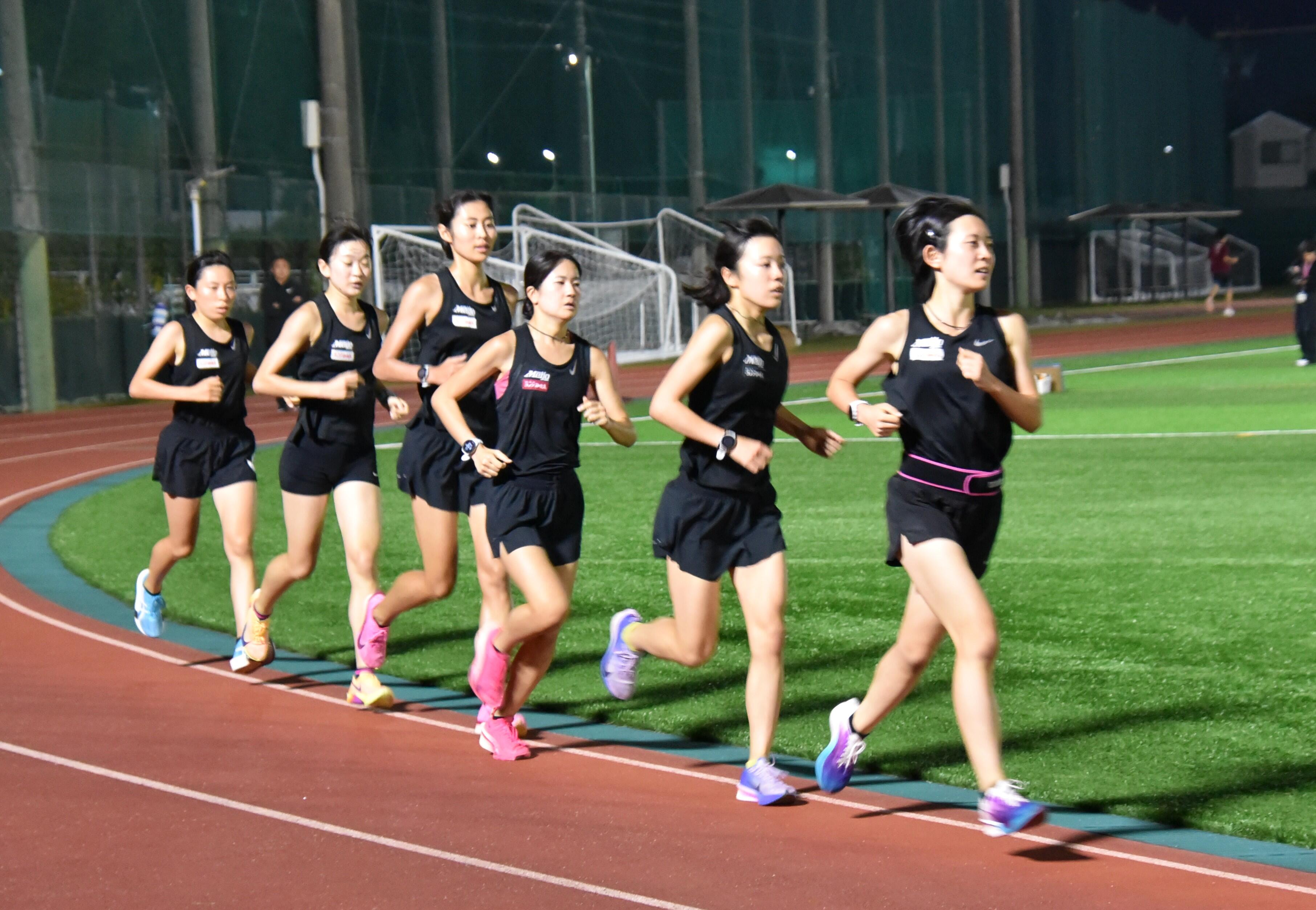 練習を公開した女子駅伝部の選手たち