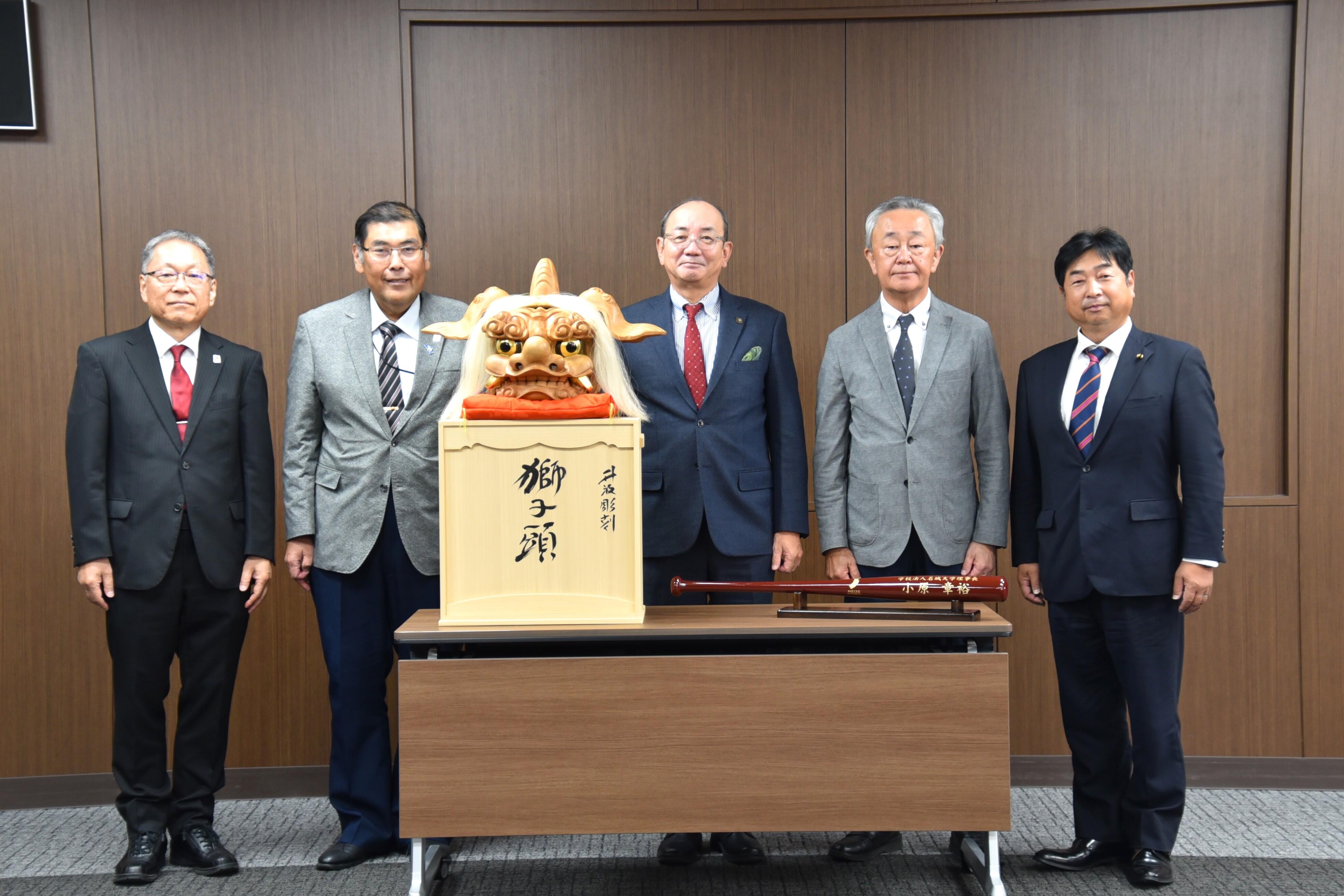 学務センターと連携協定を締結している富山県南砺市の<br />田中市長が来学 感謝の意を伝える