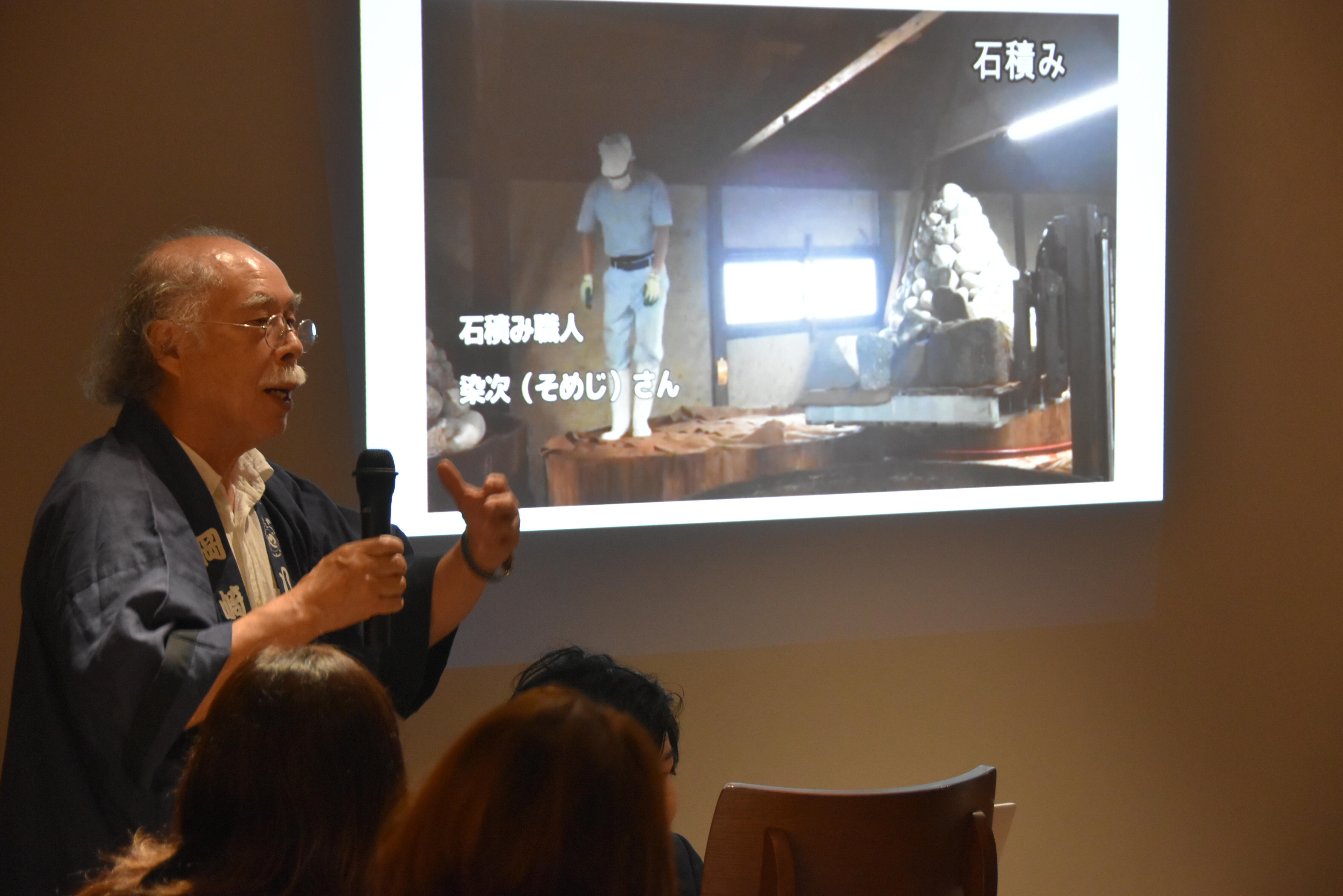 石積みの動画を見せながら説明する浅井社長