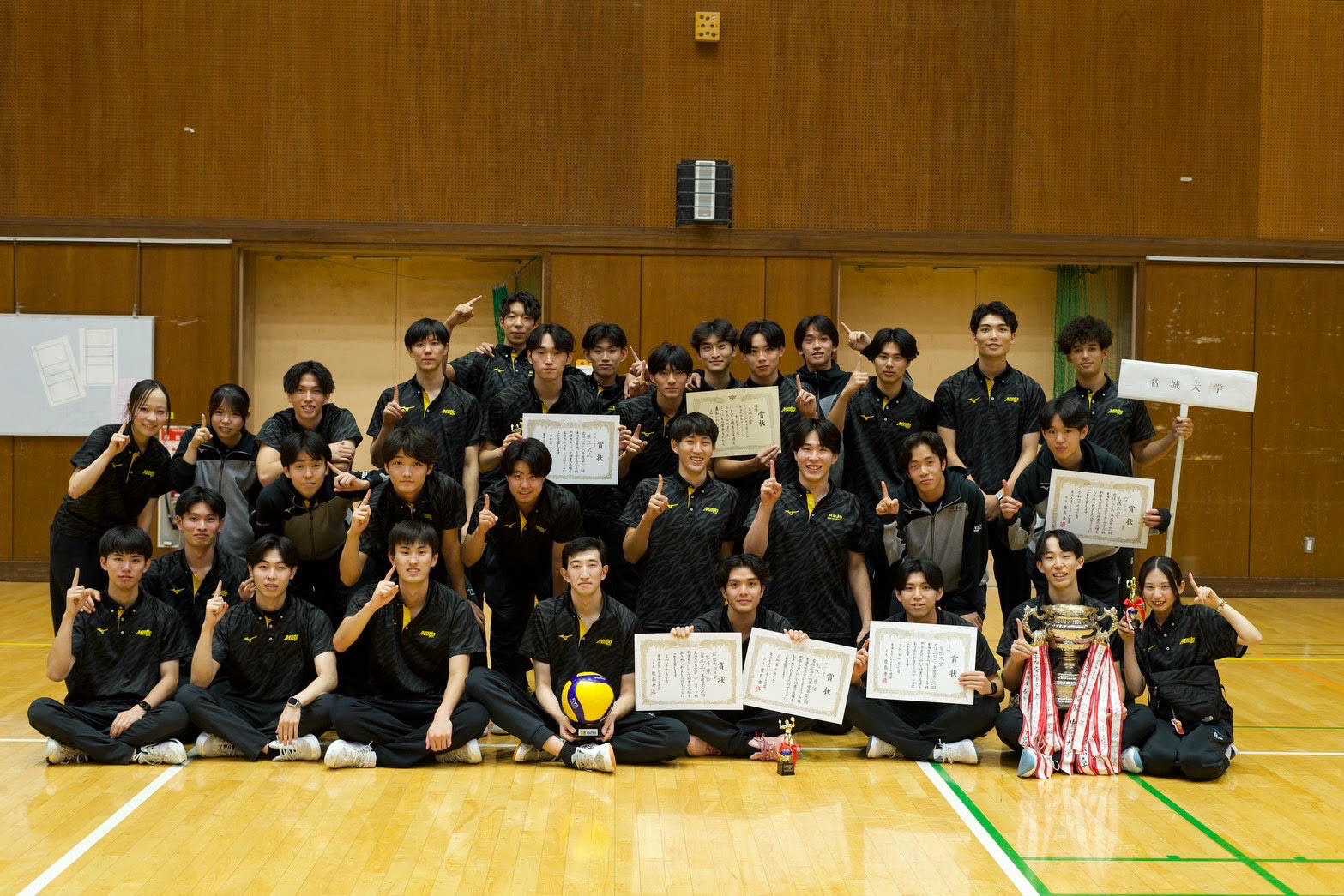 全勝で11年ぶりの秋季リーグ優勝を決めた選手たち