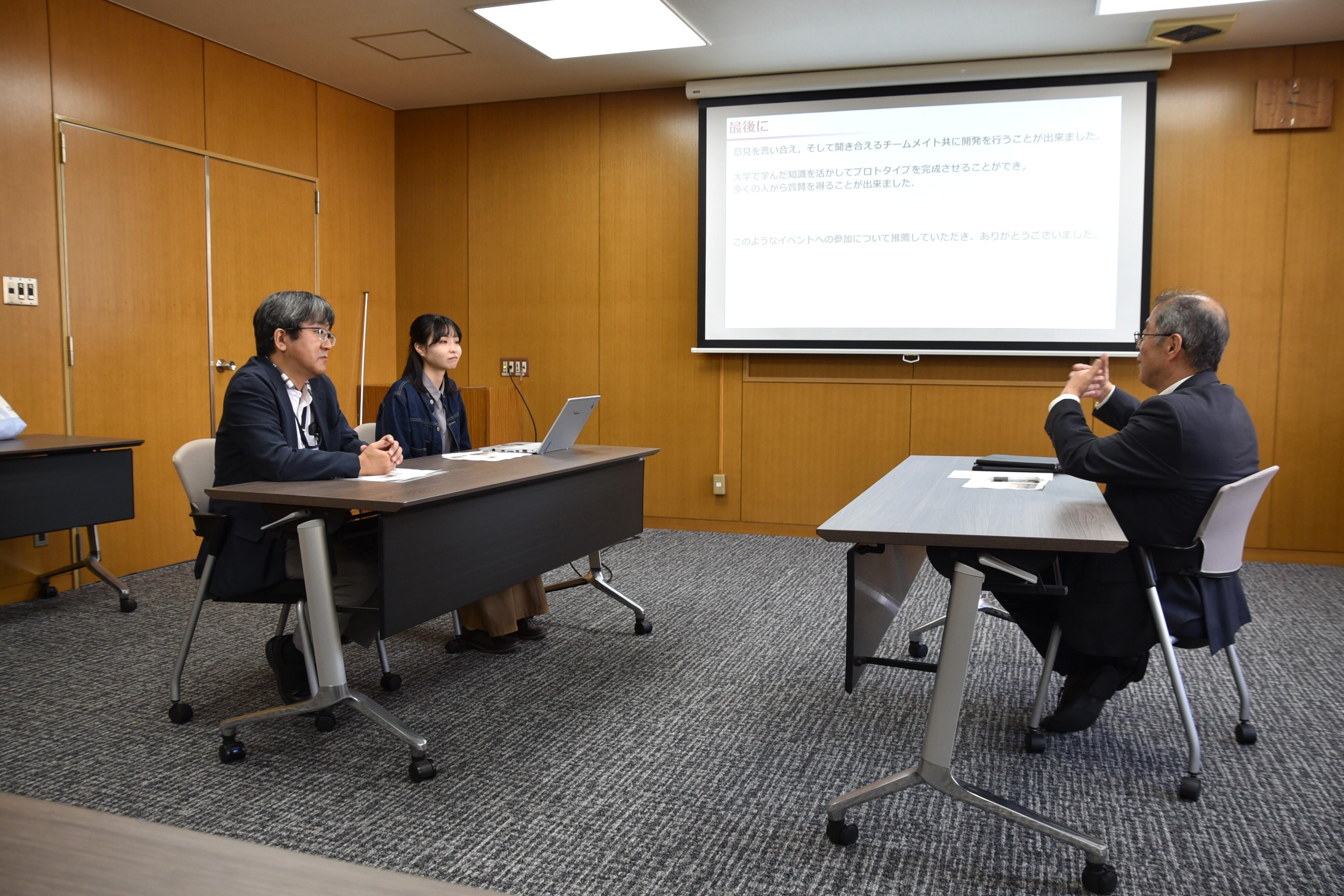 質問する大野副学長