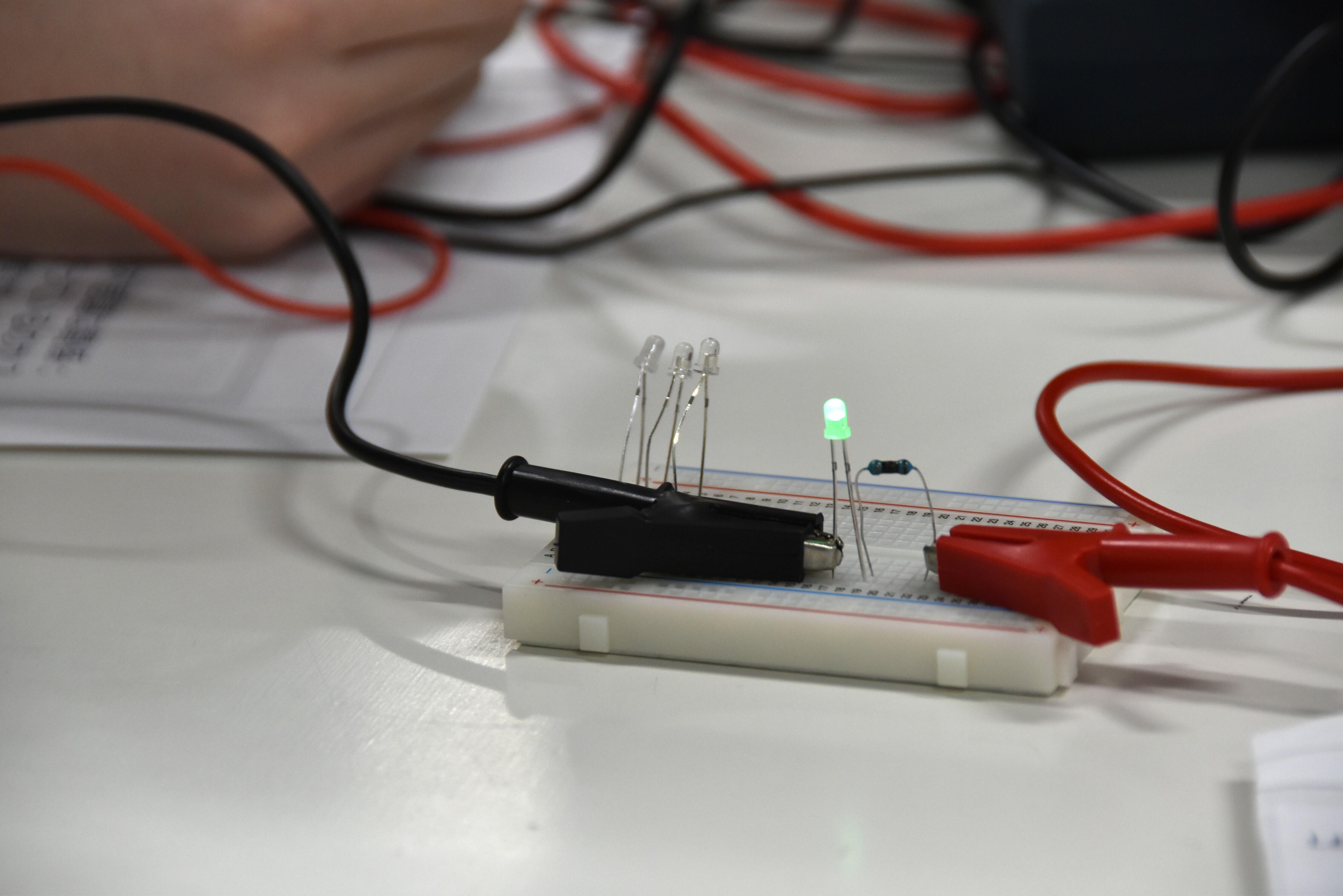 緑色のLEDの電圧を測定する様子