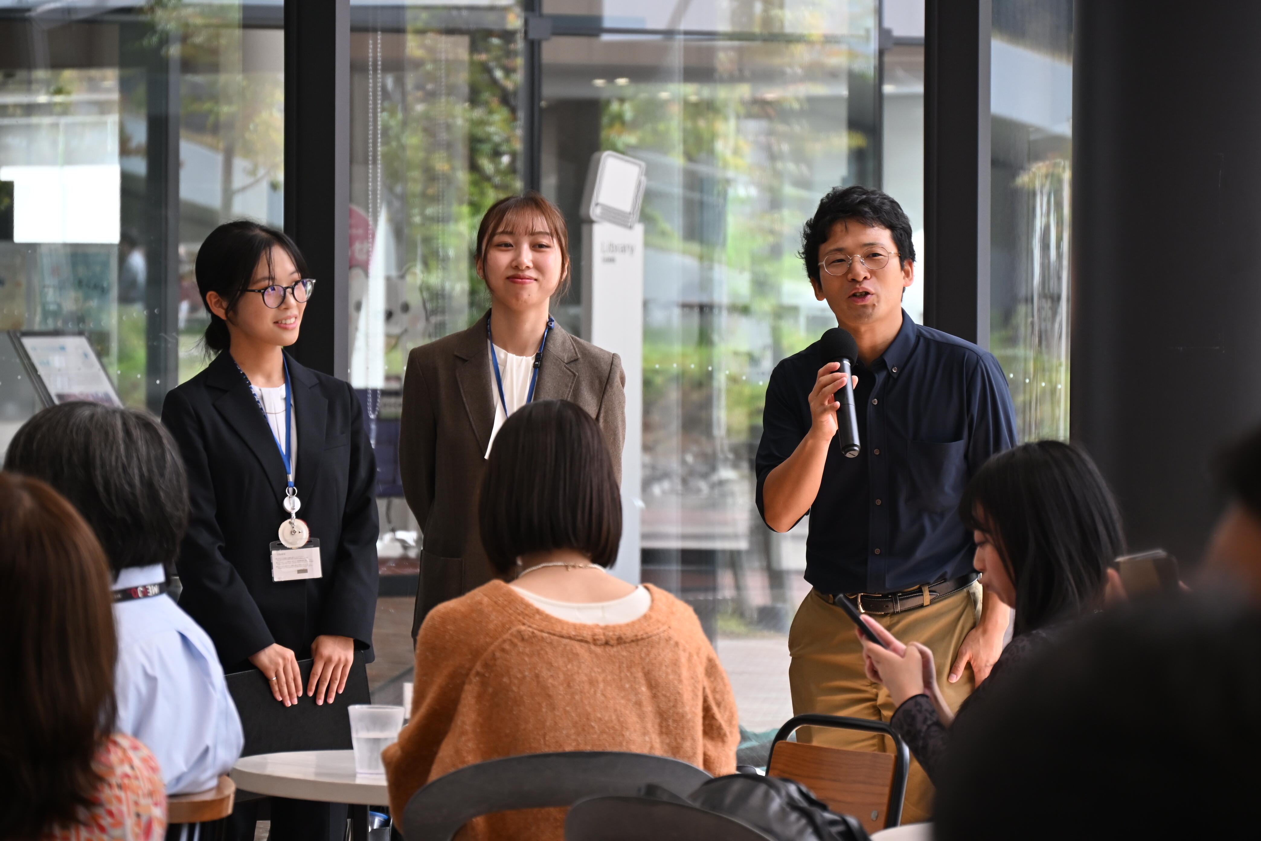 参加者にお礼を述べる宮下准教授