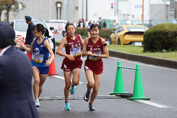 1区真柴選手から2区近藤選手へ