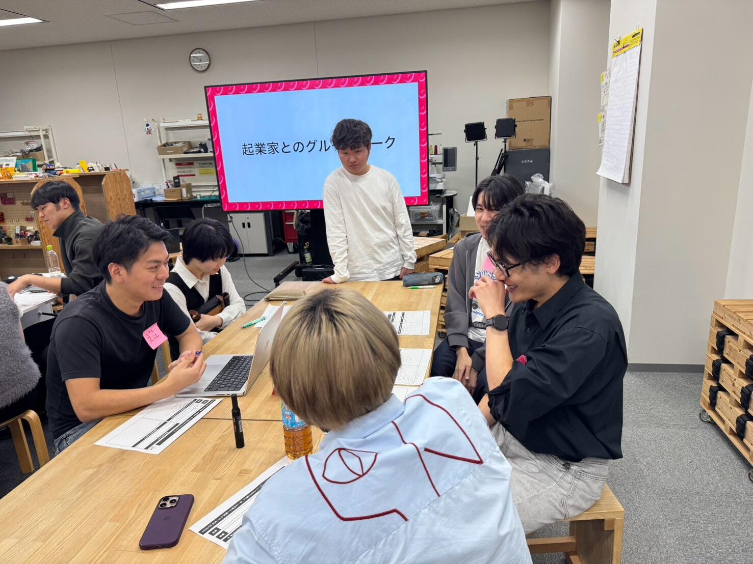 ゲストを交えて意見を交わす参加者