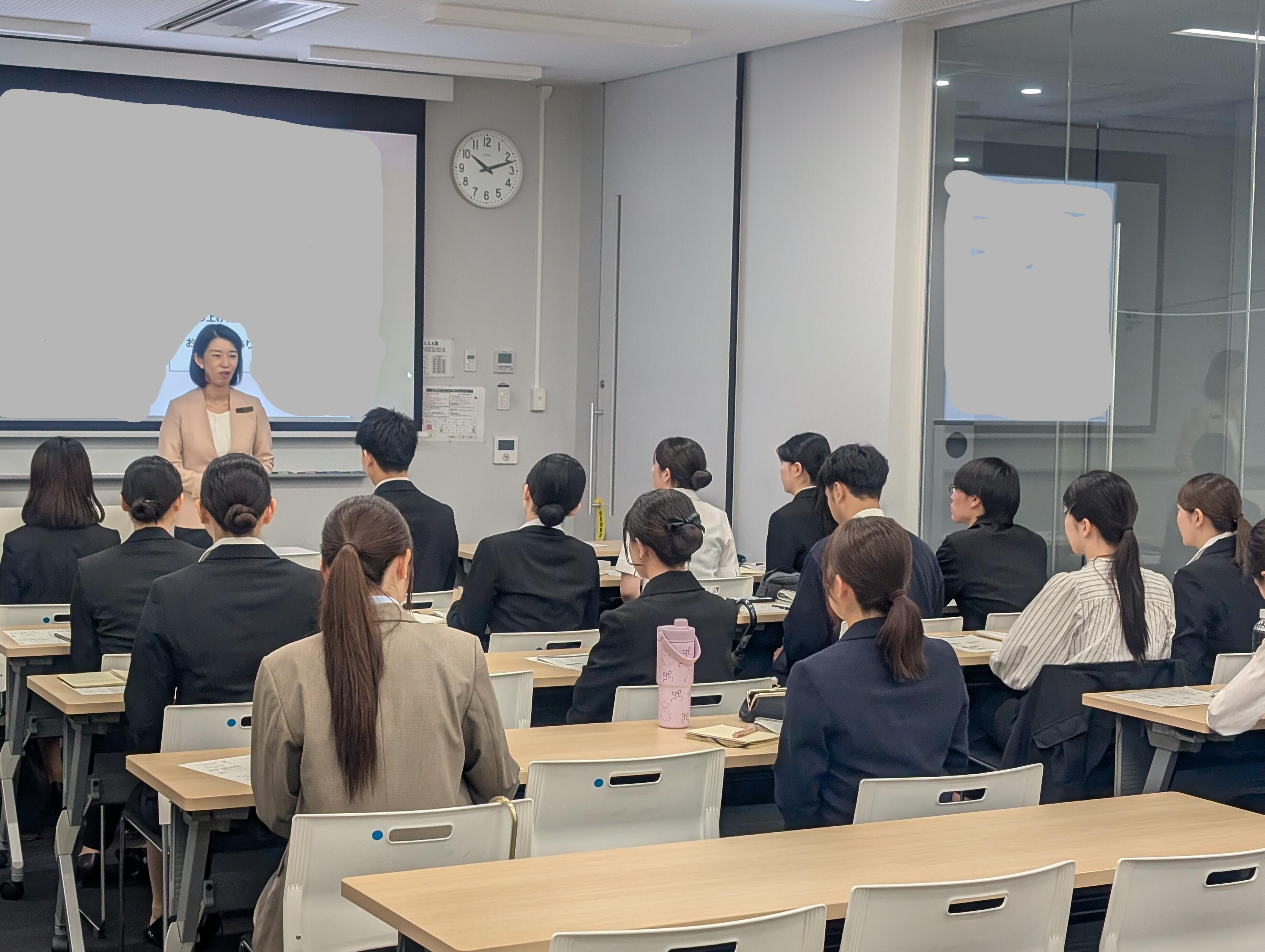 メモをとりながら真剣に聞き入る学生たち