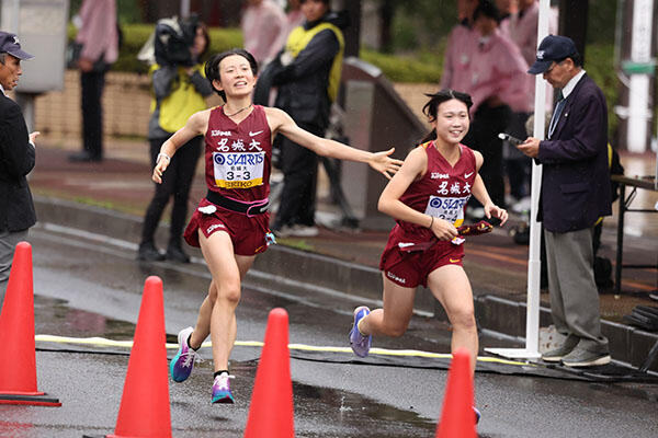 3区力丸選手から4区村岡選手へ