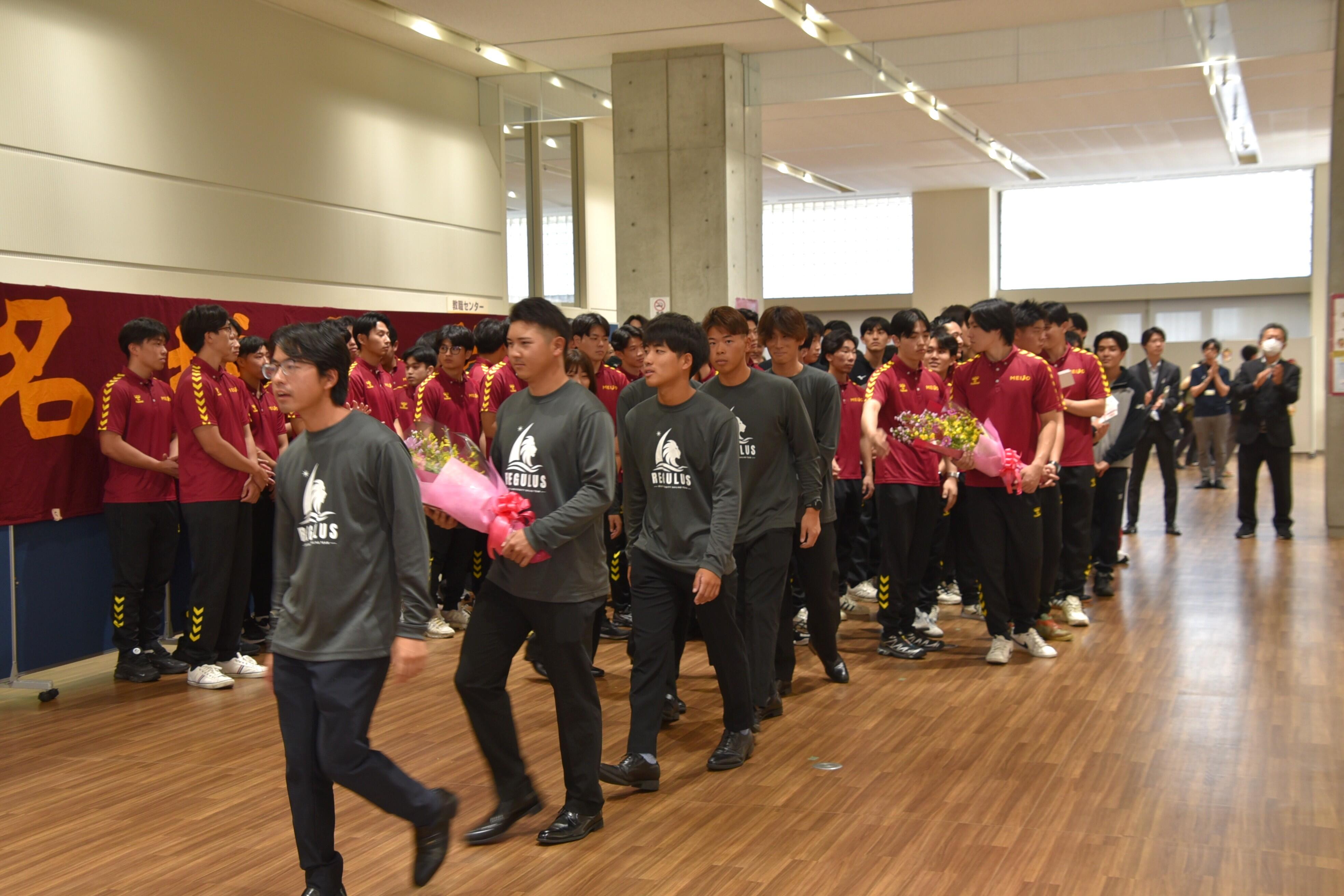 盛大な拍手で選手たちを見送る