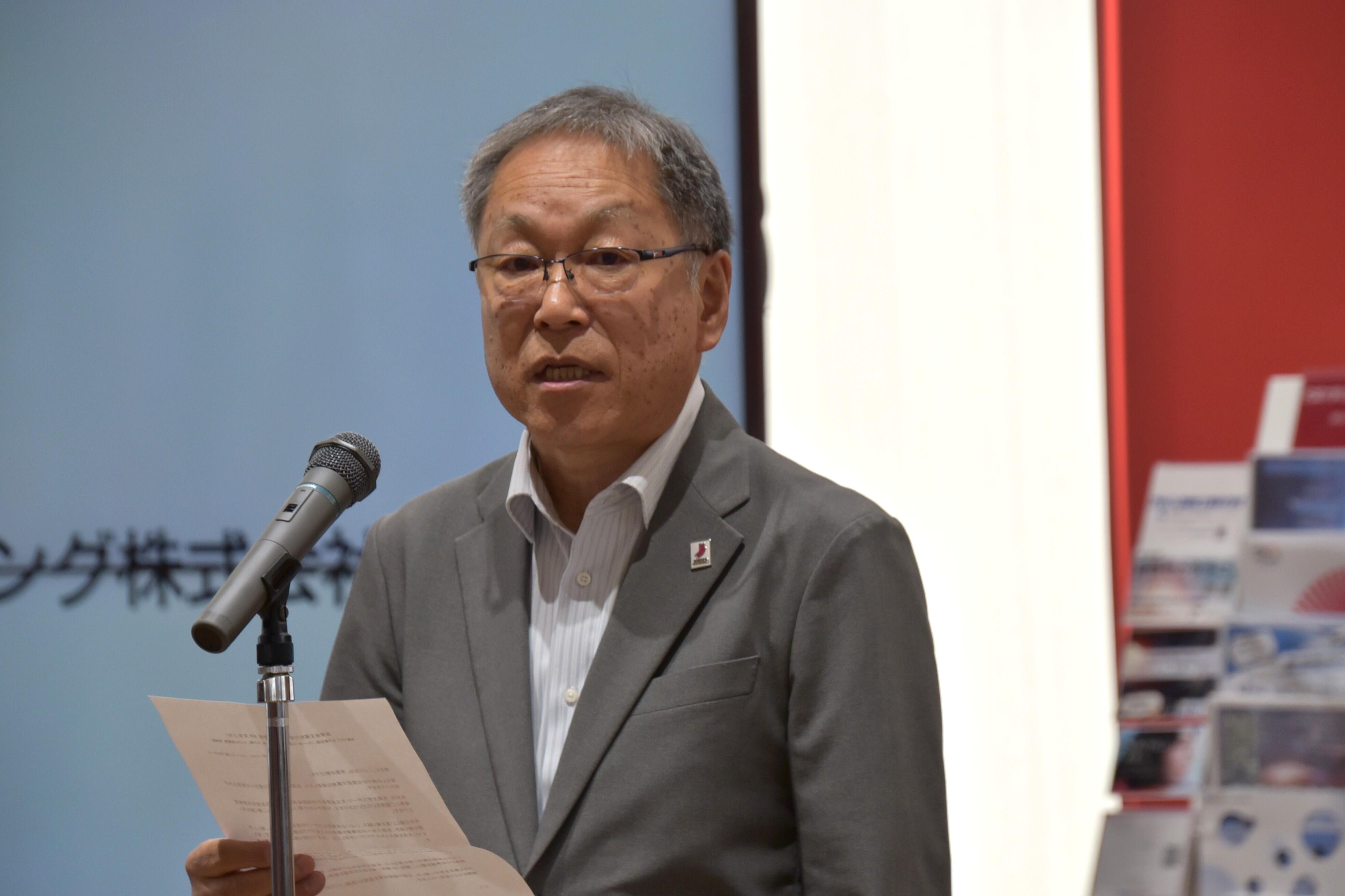 選手たちを激励する野口学長